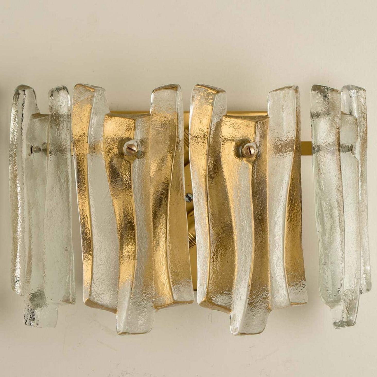 Varios apliques de lat�ón con cristal de hielo texturado de Kalmar, 1970 Latón en venta