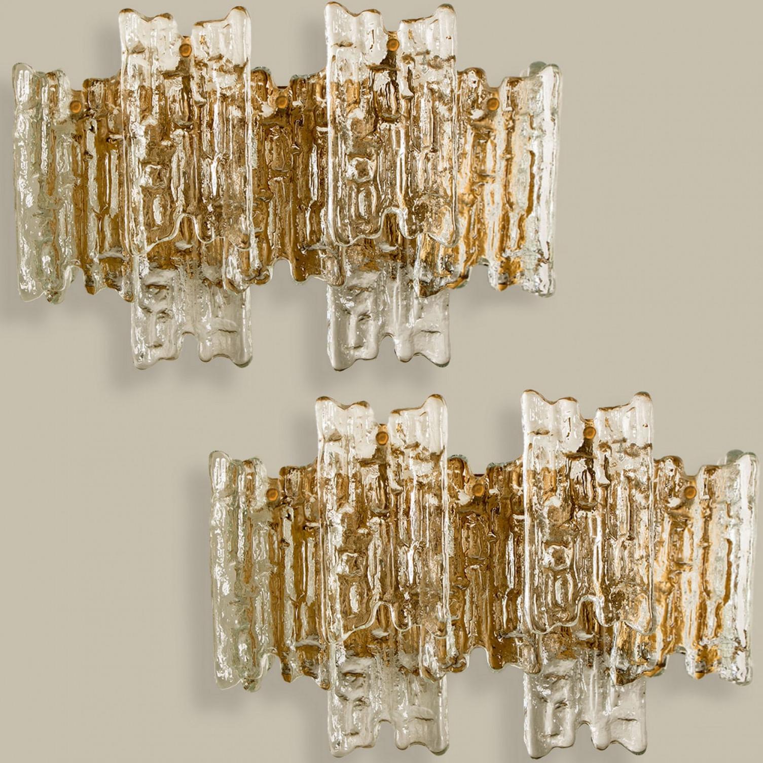 Schöne und elegante große moderne Wandleuchte aus Messing von J.T. Kalmar Österreich in den 1970er Jahren. Ein schönes Design, das sehr hochwertig verarbeitet ist. An der Leuchte baumeln neun massive Eisglasscheiben. 

Klare Linien, die jede