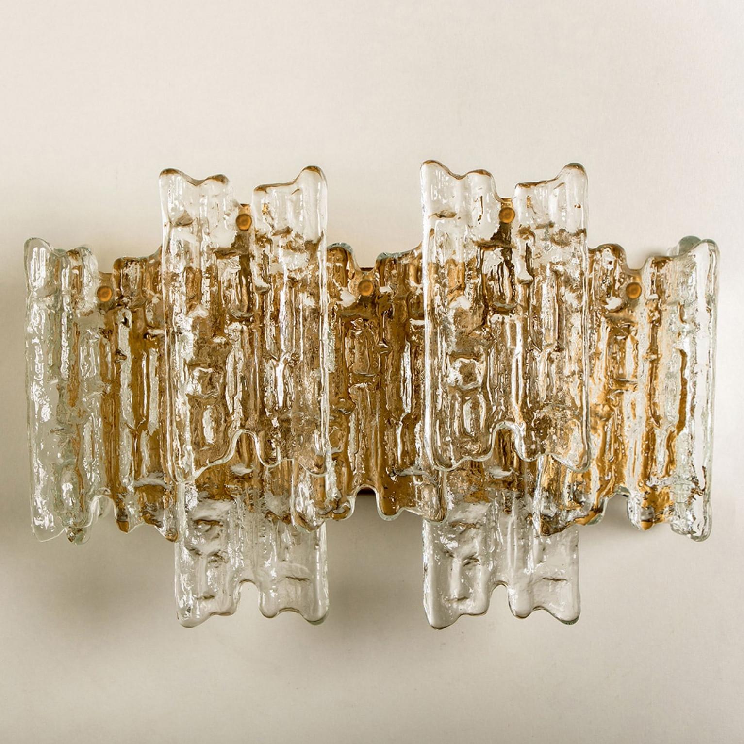 Mehrere XL-Wandleuchten aus strukturiertem Eisglas von Kalmar, 1970 (Moderne der Mitte des Jahrhunderts) im Angebot