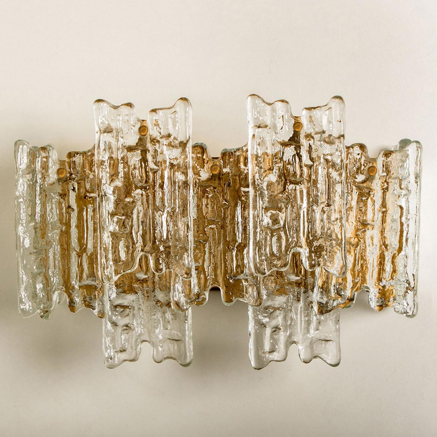 Mehrere XL-Wandleuchten aus strukturiertem Eisglas von Kalmar, 1970 (Moderne der Mitte des Jahrhunderts) im Angebot
