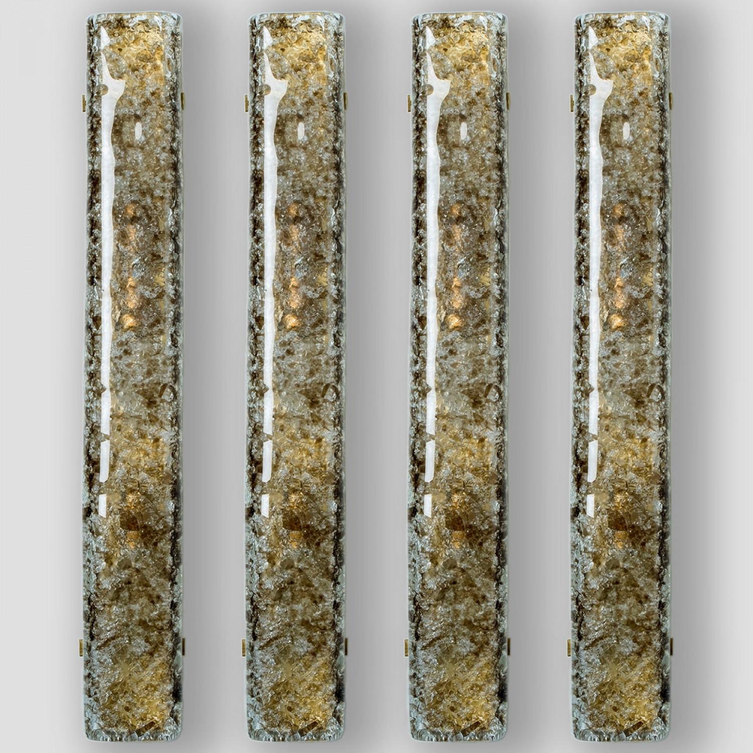 1 des 4 belles appliques Tube en verre fumé de Kaiser Leuchten, années 1970. Le verre texturé donne un magnifique éclat. Le verre fumé est monté sur une plaque arrière en laiton avec des vis en laiton.

Veuillez noter que le prix est pour une pièce,