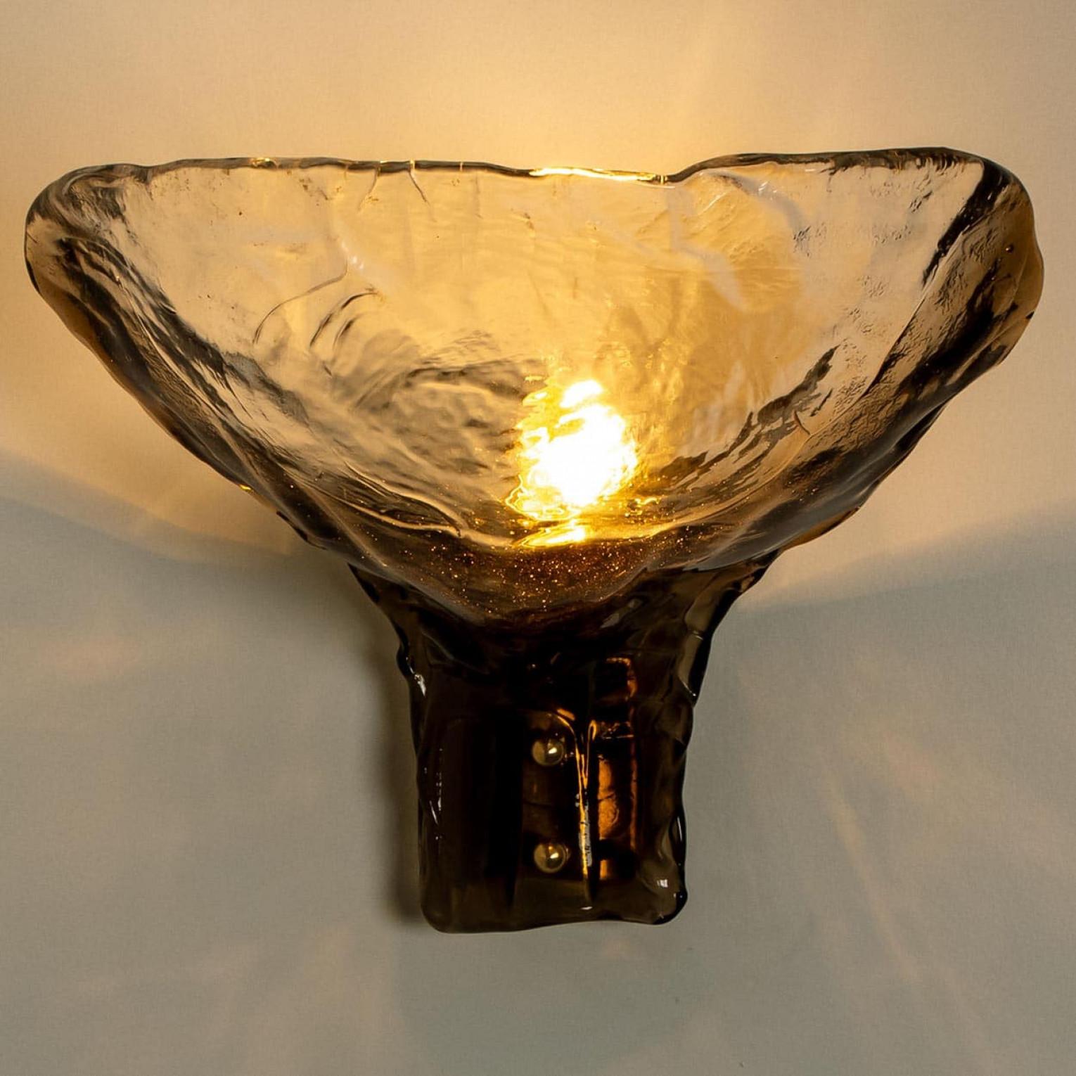 Ottone Diverse luci da parete in vetro fumé e ottone di J&T. Kalmar, 1970 in vendita