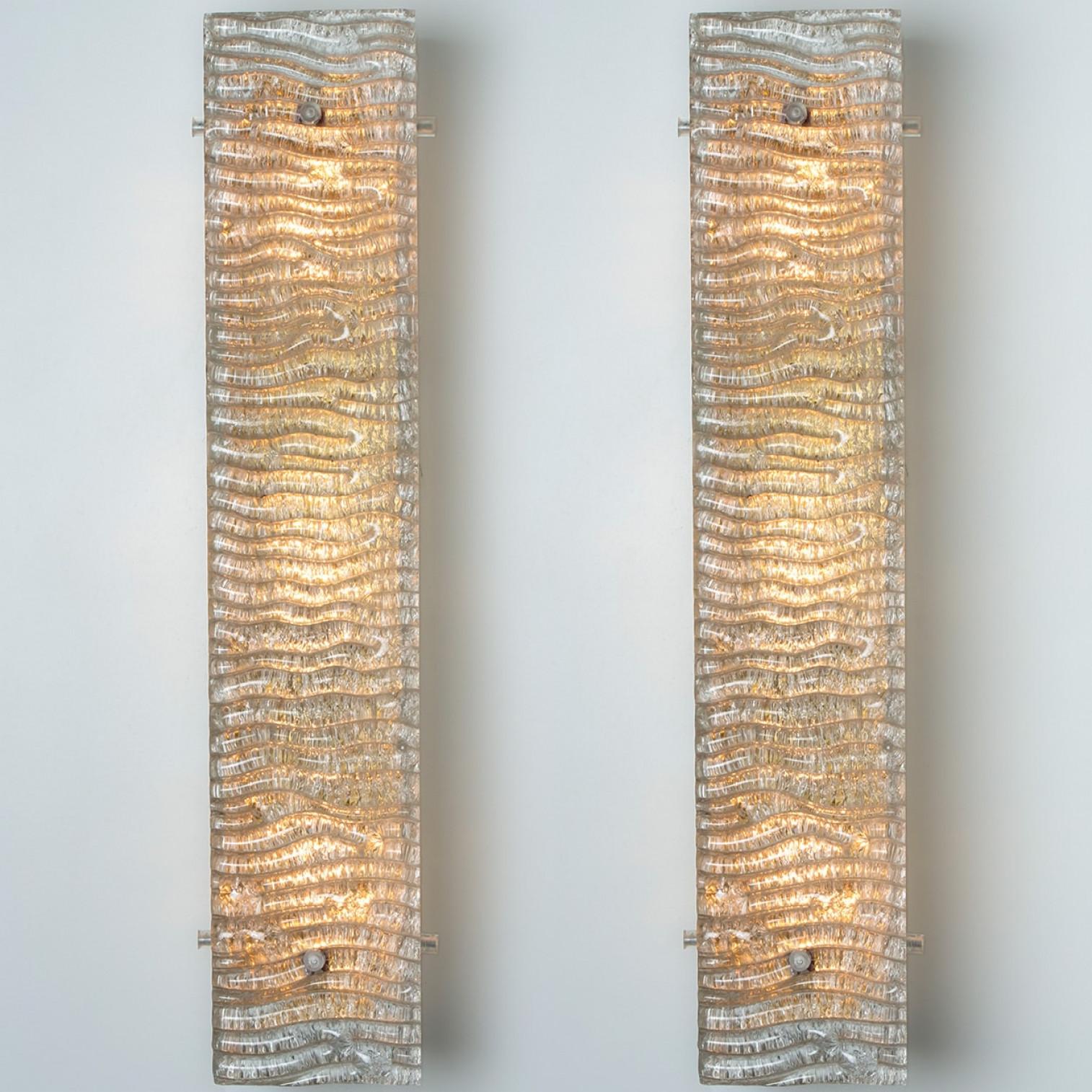 Mehrere XL strukturierte Kaiser Glas und Messing Wall Lights im Angebot 4