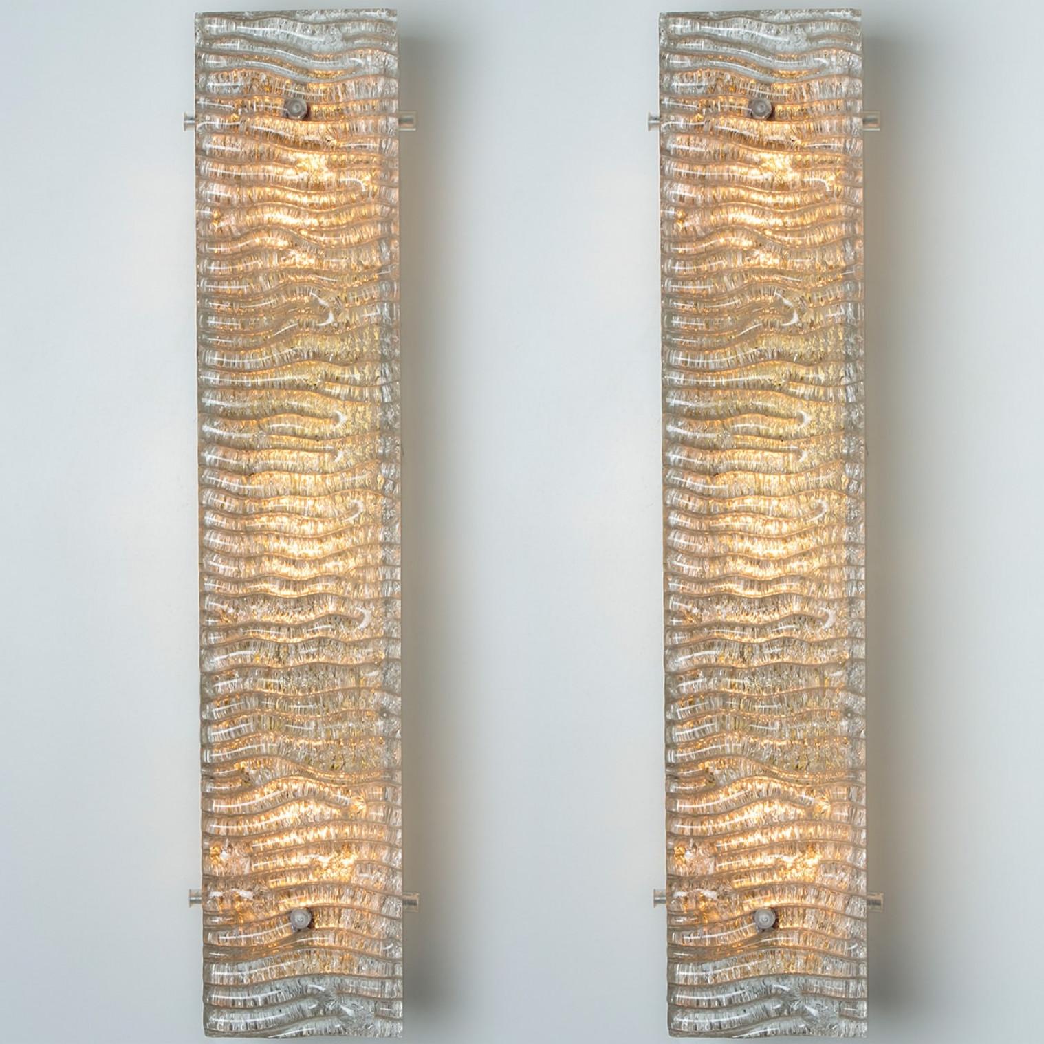 Mehrere XL strukturierte Kaiser Glas und Messing Wall Lights im Angebot 4