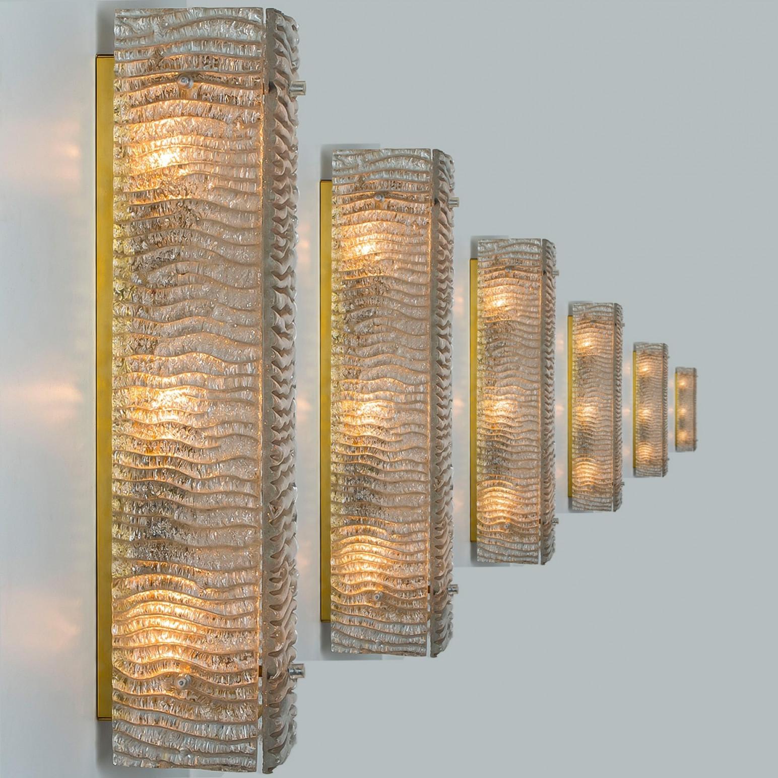 Mehrere XL strukturierte Kaiser Glas und Messing Wall Lights im Angebot 11