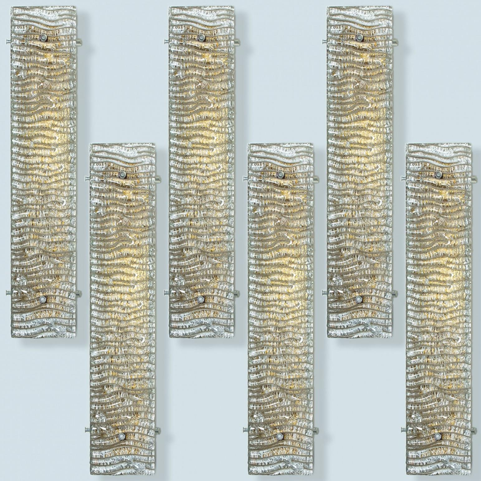 Klare Linien zur Ergänzung aller Dekore. Wunderschöne hochwertige und große Wandleuchten mit dickem strukturiertem Glas von Kaiser und Messingrückwand.
Das Glas der Leuchten besteht aus klarem, strukturiertem Glas, das dem Stück ein verspieltes