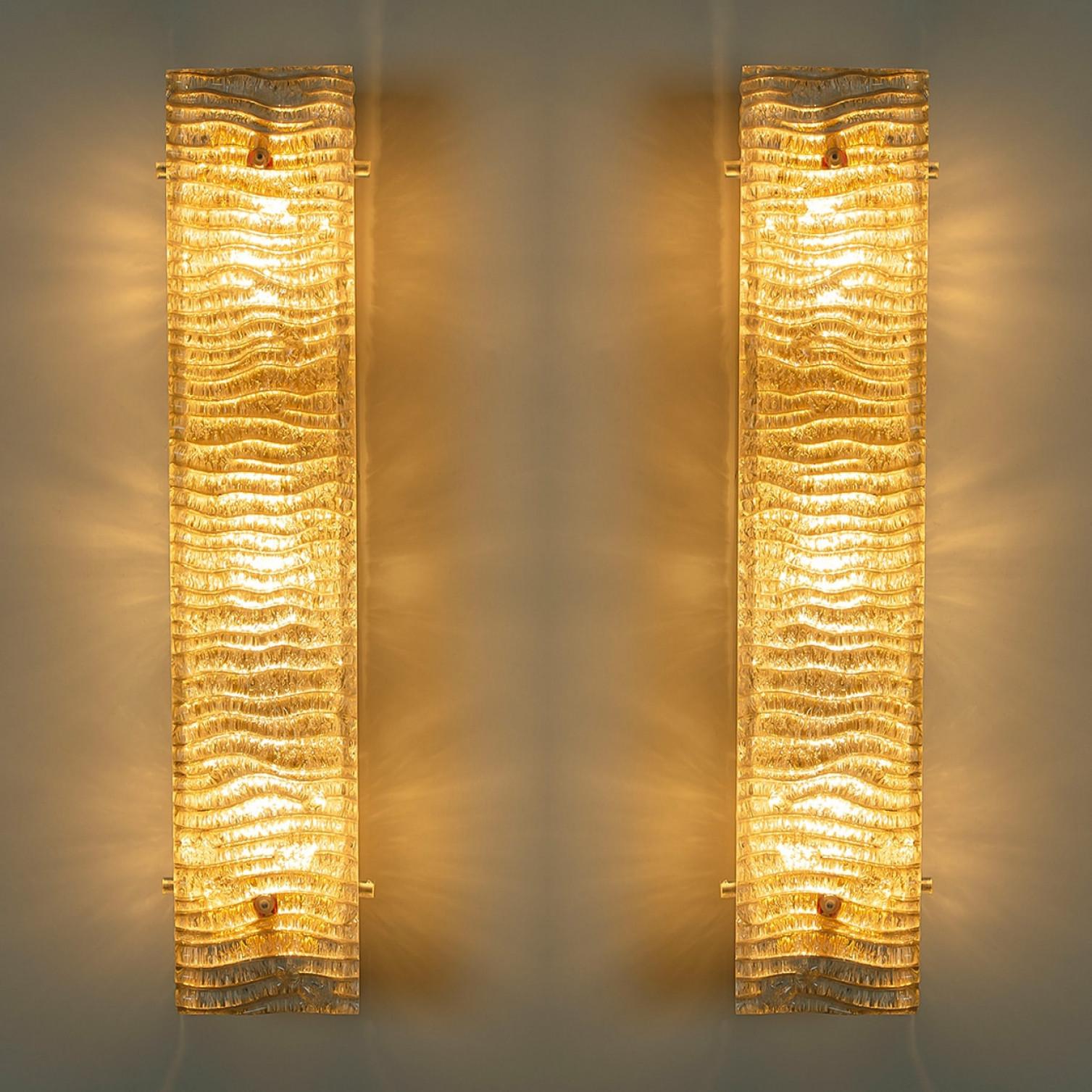 Mehrere XL strukturierte Kaiser Glas und Messing Wall Lights im Angebot 13