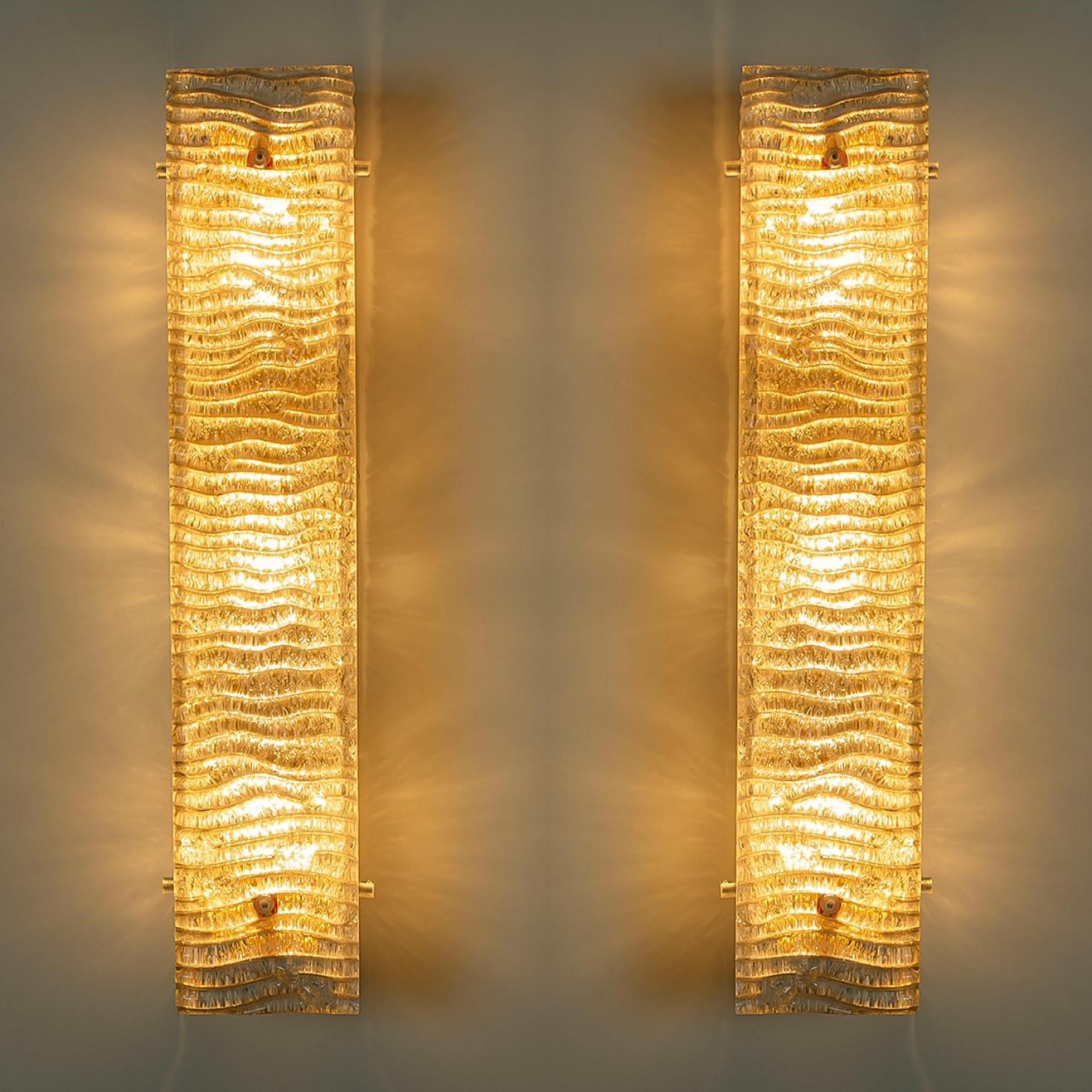 Mehrere XL strukturierte Kaiser Glas und Messing Wall Lights im Angebot 13