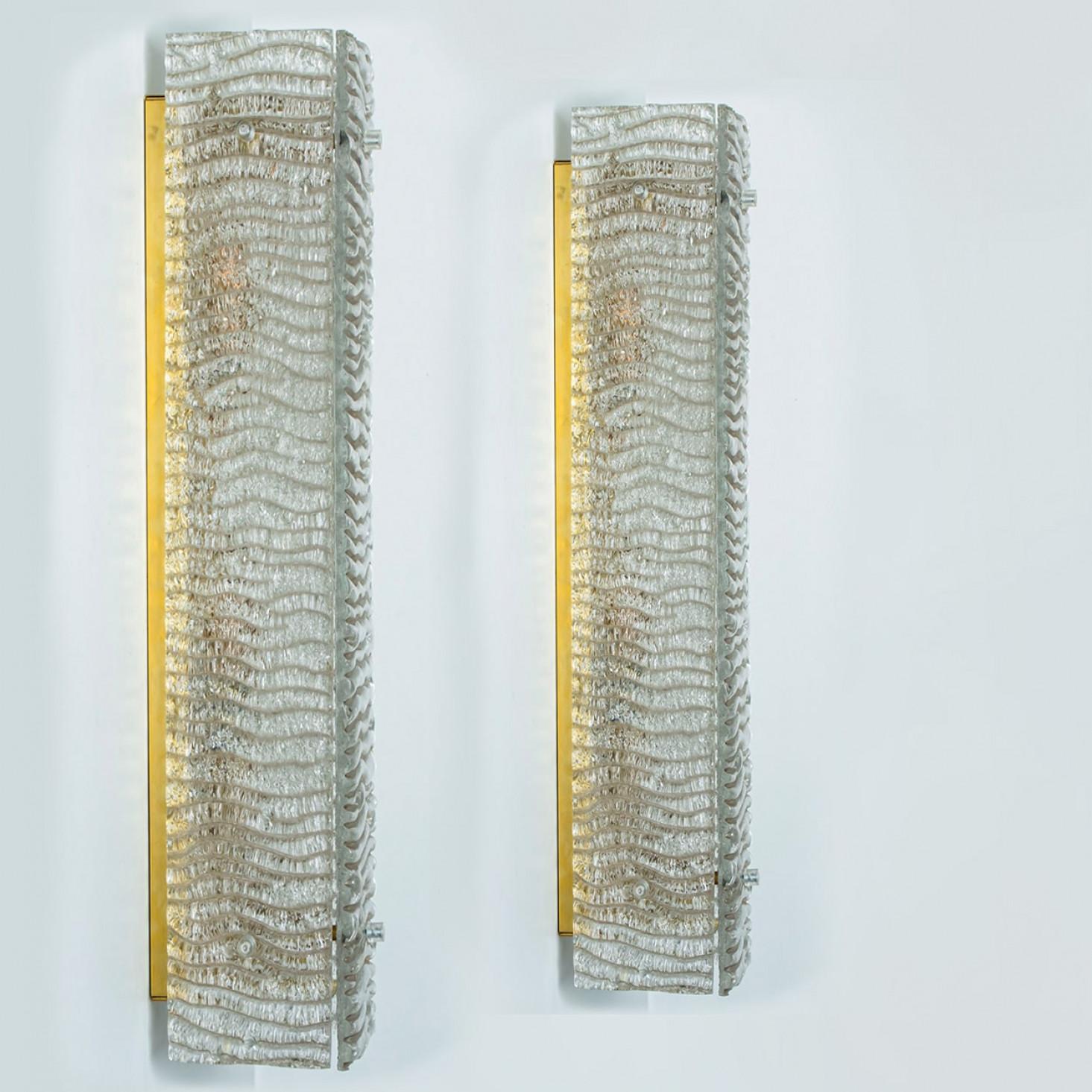 Mehrere XL strukturierte Kaiser Glas und Messing Wall Lights (Moderne der Mitte des Jahrhunderts) im Angebot