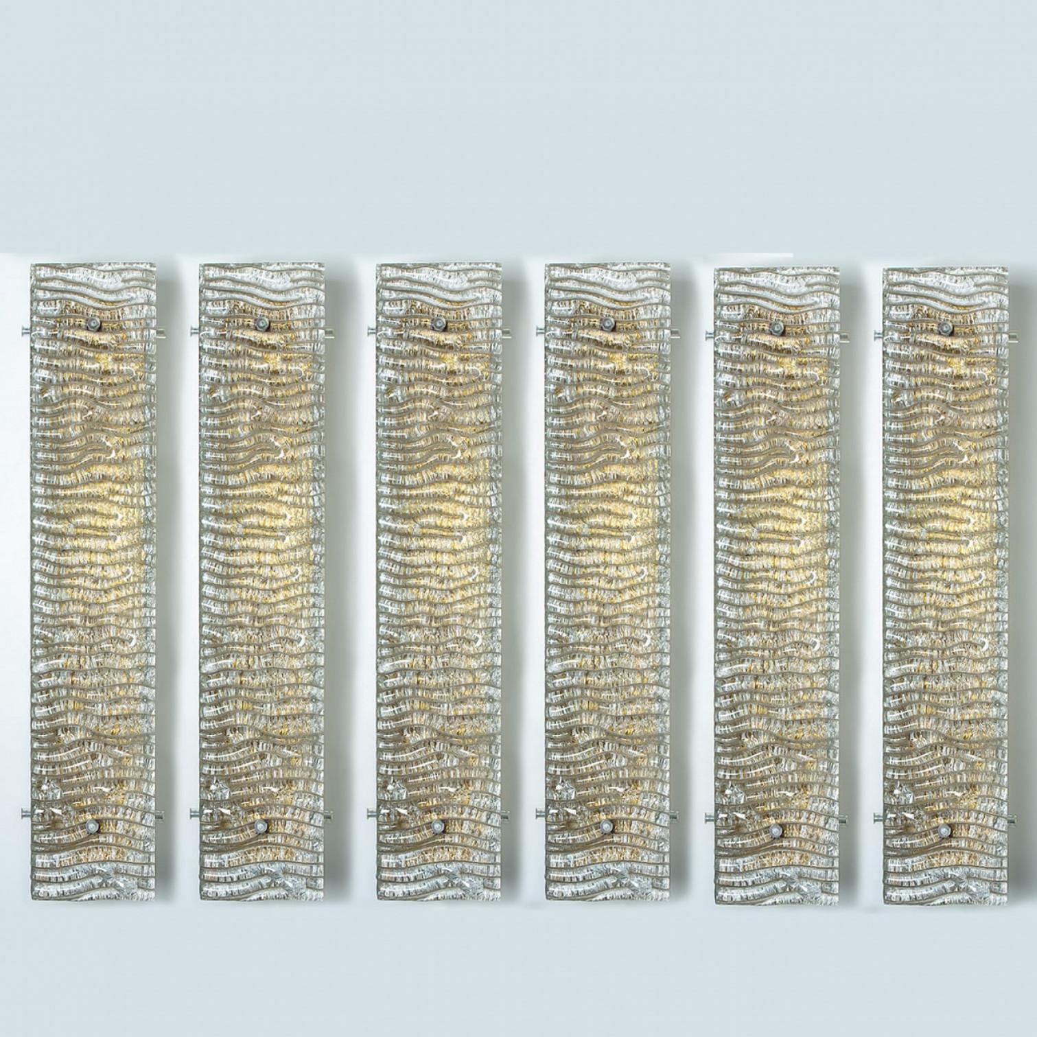 Mehrere XL strukturierte Kaiser Glas und Messing Wall Lights (Deutsch) im Angebot