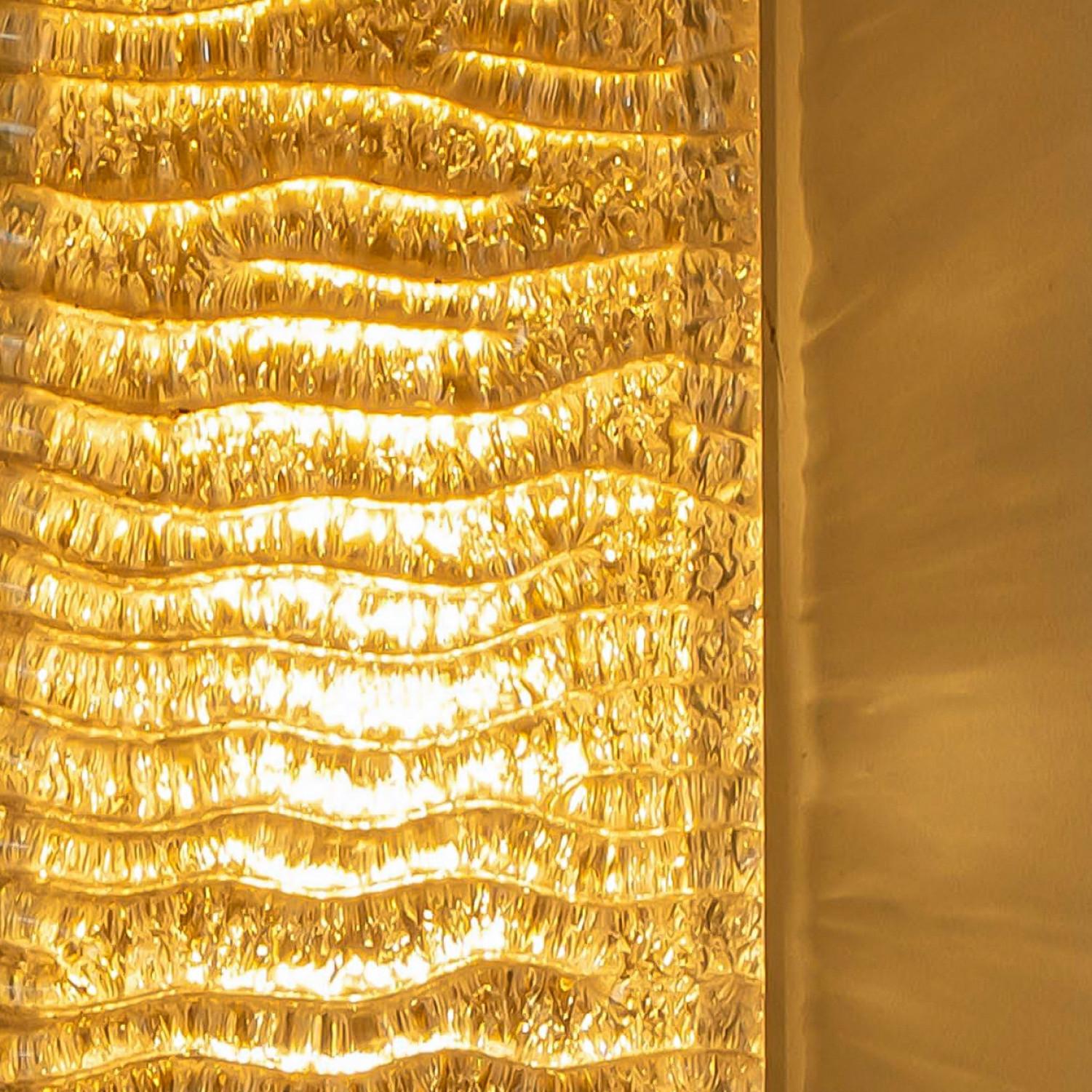 Mehrere XL strukturierte Kaiser Glas und Messing Wall Lights (Sonstiges) im Angebot