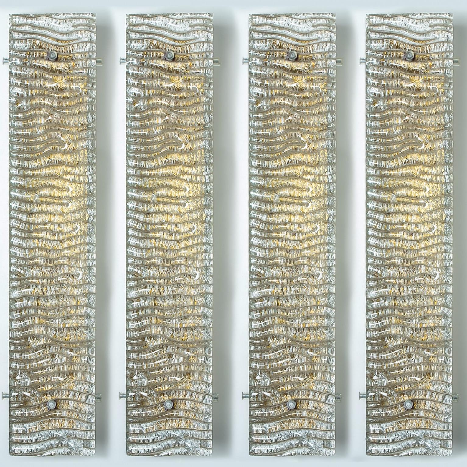 Mehrere XL strukturierte Kaiser Glas und Messing Wall Lights (Mitte des 20. Jahrhunderts) im Angebot