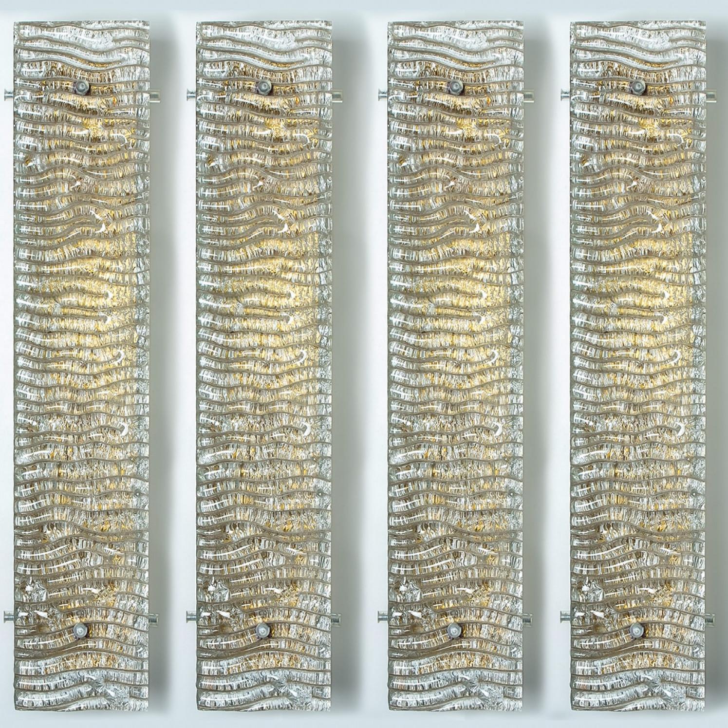 Mehrere XL strukturierte Kaiser Glas und Messing Wall Lights (Mitte des 20. Jahrhunderts) im Angebot