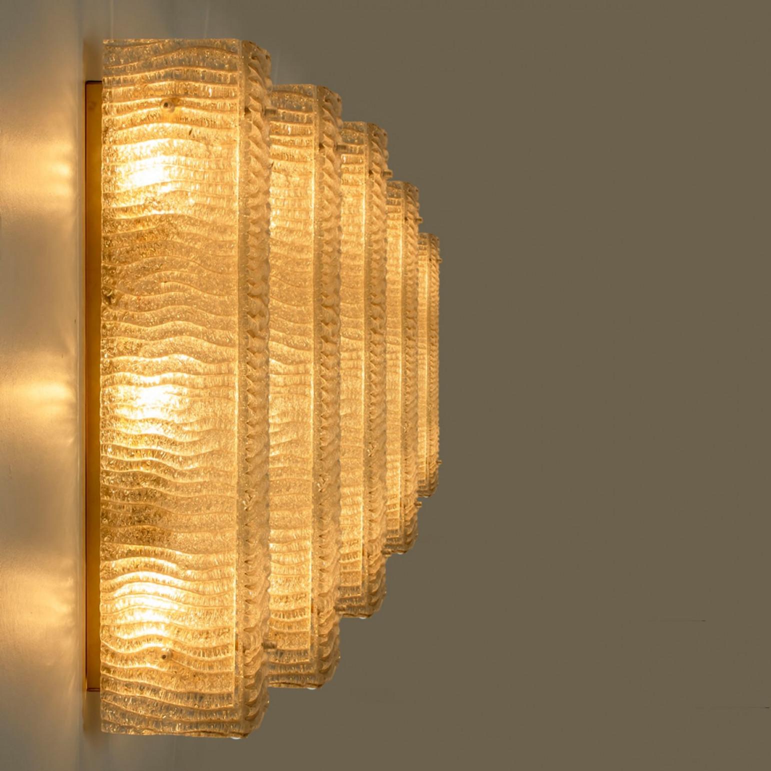 Mehrere XL strukturierte Kaiser Glas und Messing Wall Lights im Angebot 1