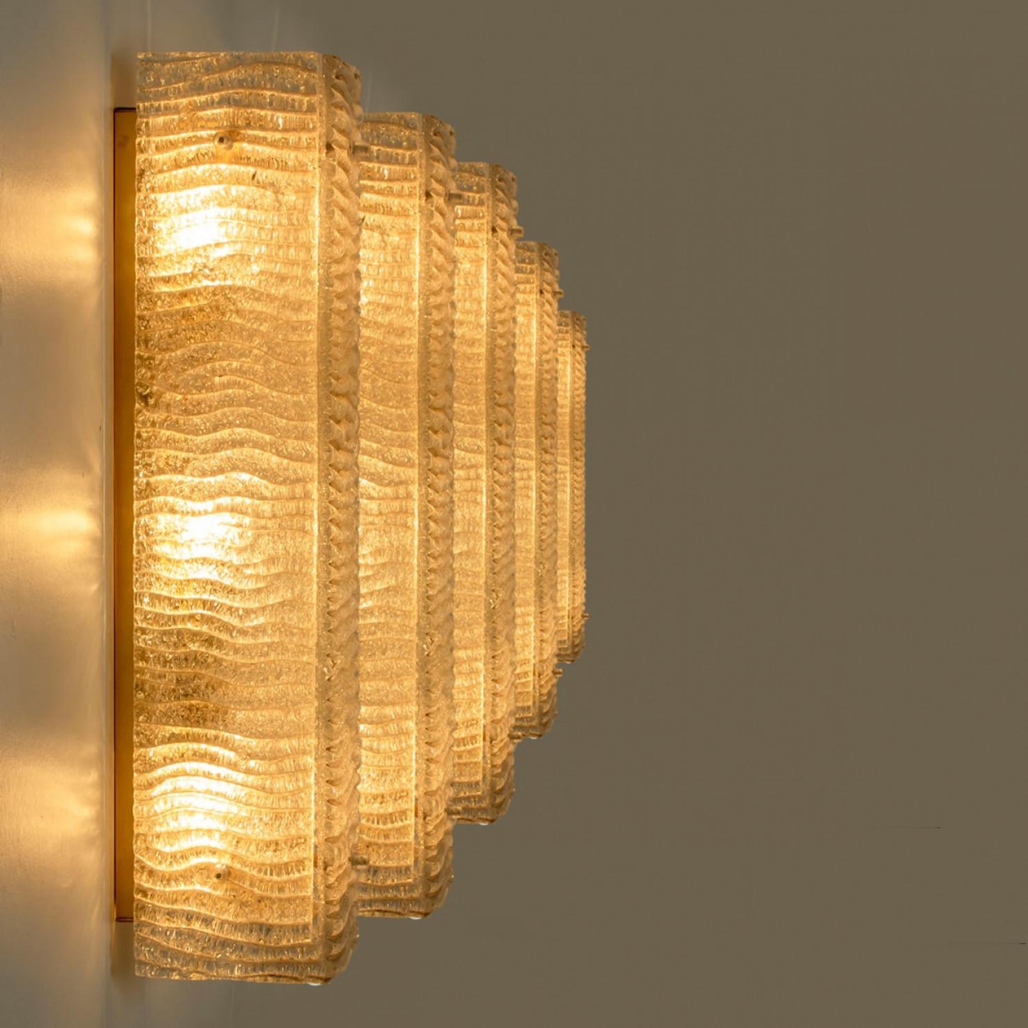 Mehrere XL strukturierte Kaiser Glas und Messing Wall Lights im Angebot 1
