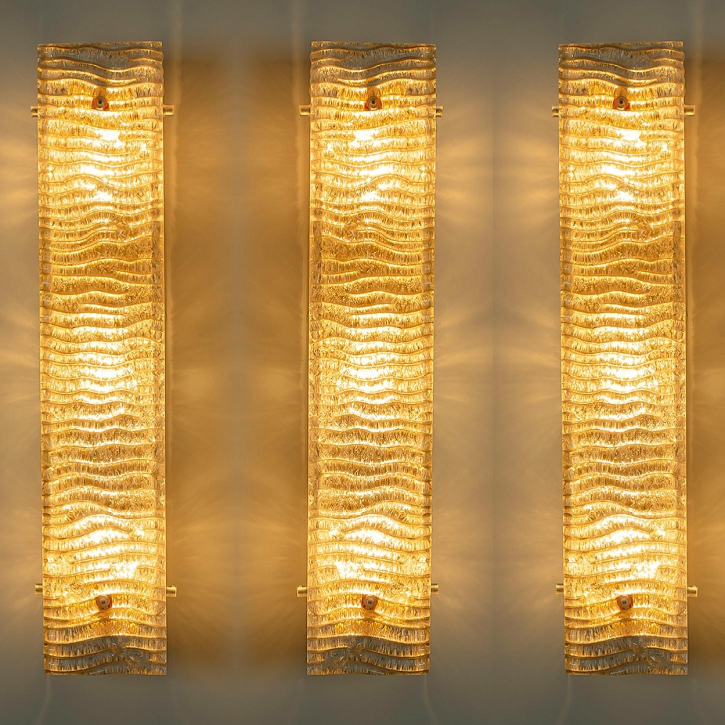 Mehrere XL strukturierte Kaiser Glas und Messing Wall Lights im Angebot 2