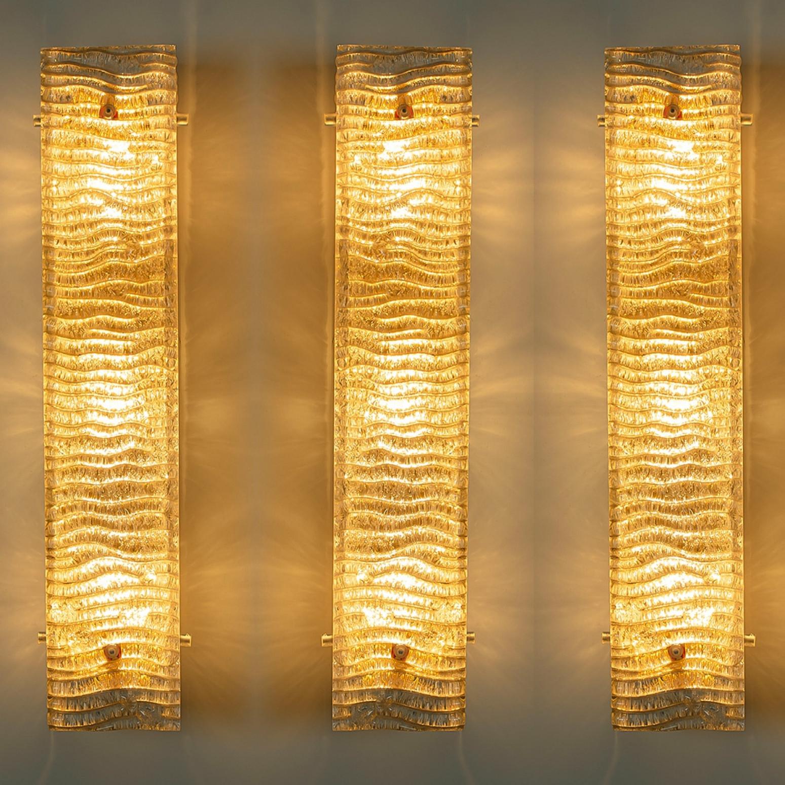 Mehrere XL strukturierte Kaiser Glas und Messing Wall Lights im Angebot 2