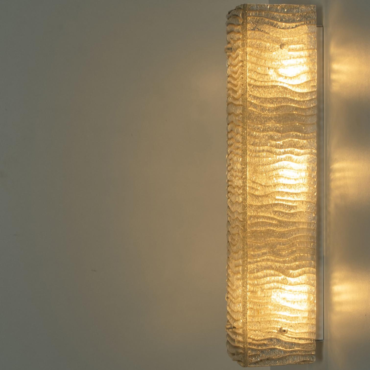 Mehrere XL-Wandleuchten aus strukturiertem Kaiser-Glas und weißem Metall im Angebot 2