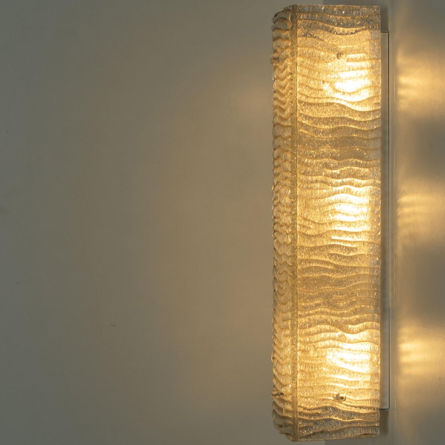 Diverse lampade da parete XL strutturate in vetro Kaiser e metallo bianco in vendita 3