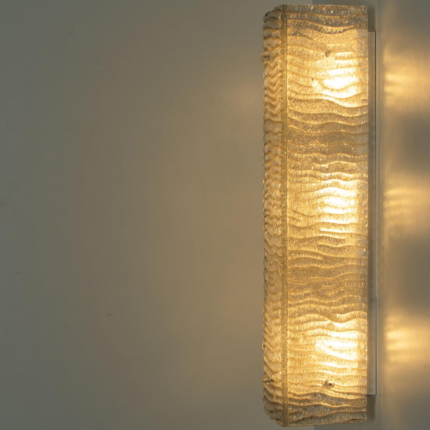 Plusieurs lampes murales XL structurées en verre Kaiser et métal blanc en vente 3