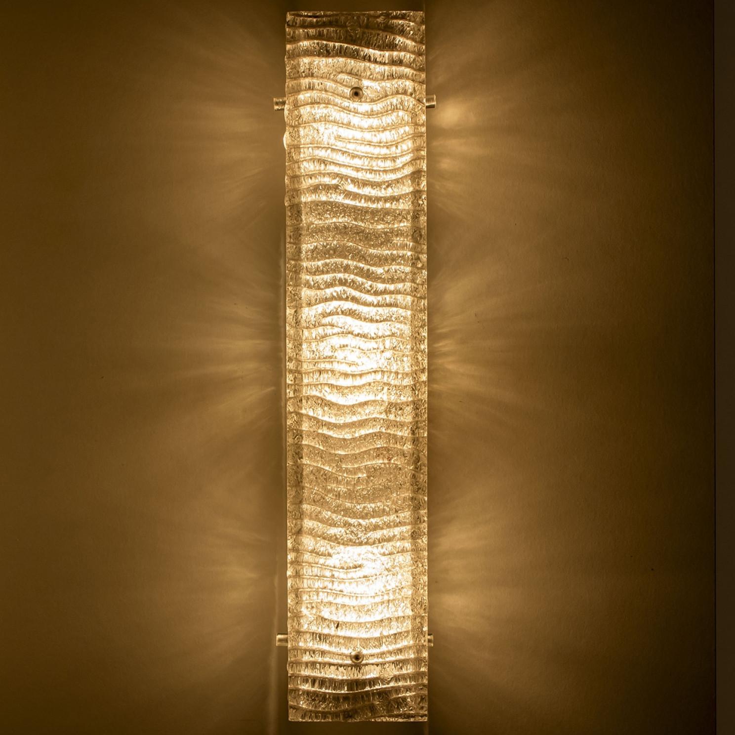 Plusieurs lampes murales XL structurées en verre Kaiser et métal blanc en vente 7