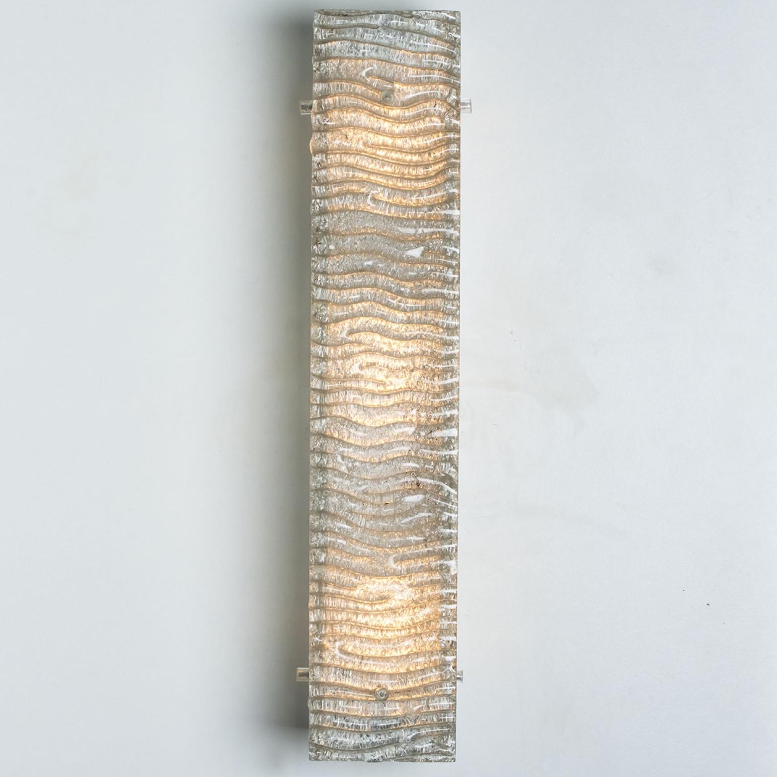 Mehrere XL-Wandleuchten aus strukturiertem Kaiser-Glas und weißem Metall im Angebot 7