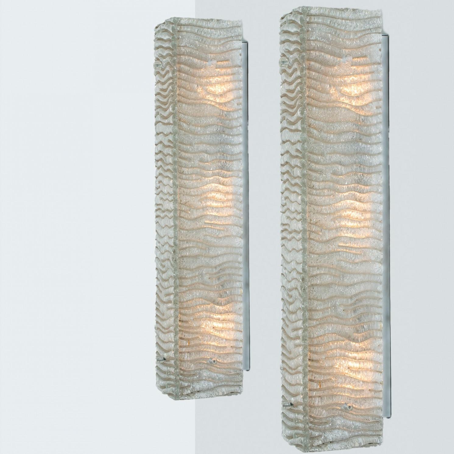 Mid-Century moderno Diverse lampade da parete XL strutturate in vetro Kaiser e metallo bianco in vendita