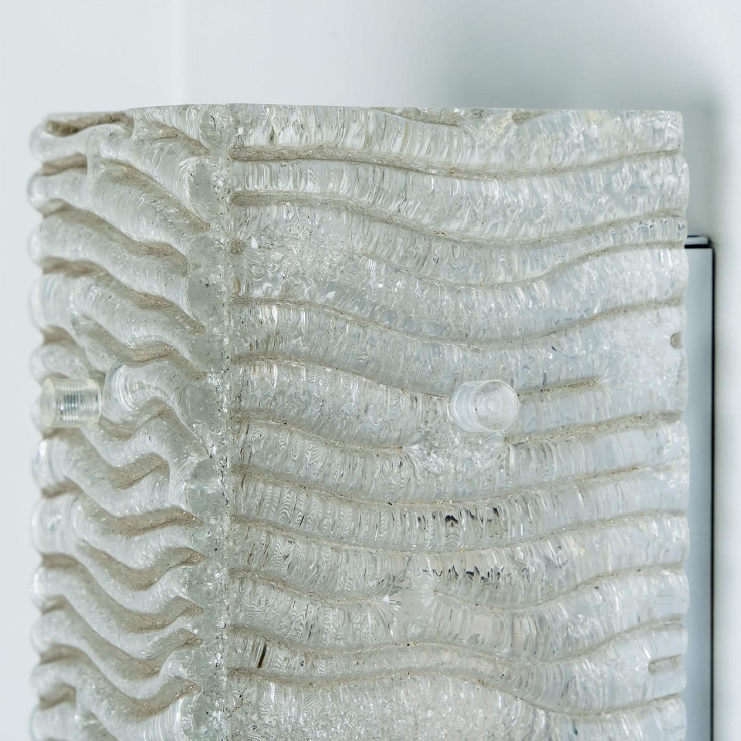 Mehrere XL-Wandleuchten aus strukturiertem Kaiser-Glas und weißem Metall (Moderne der Mitte des Jahrhunderts) im Angebot