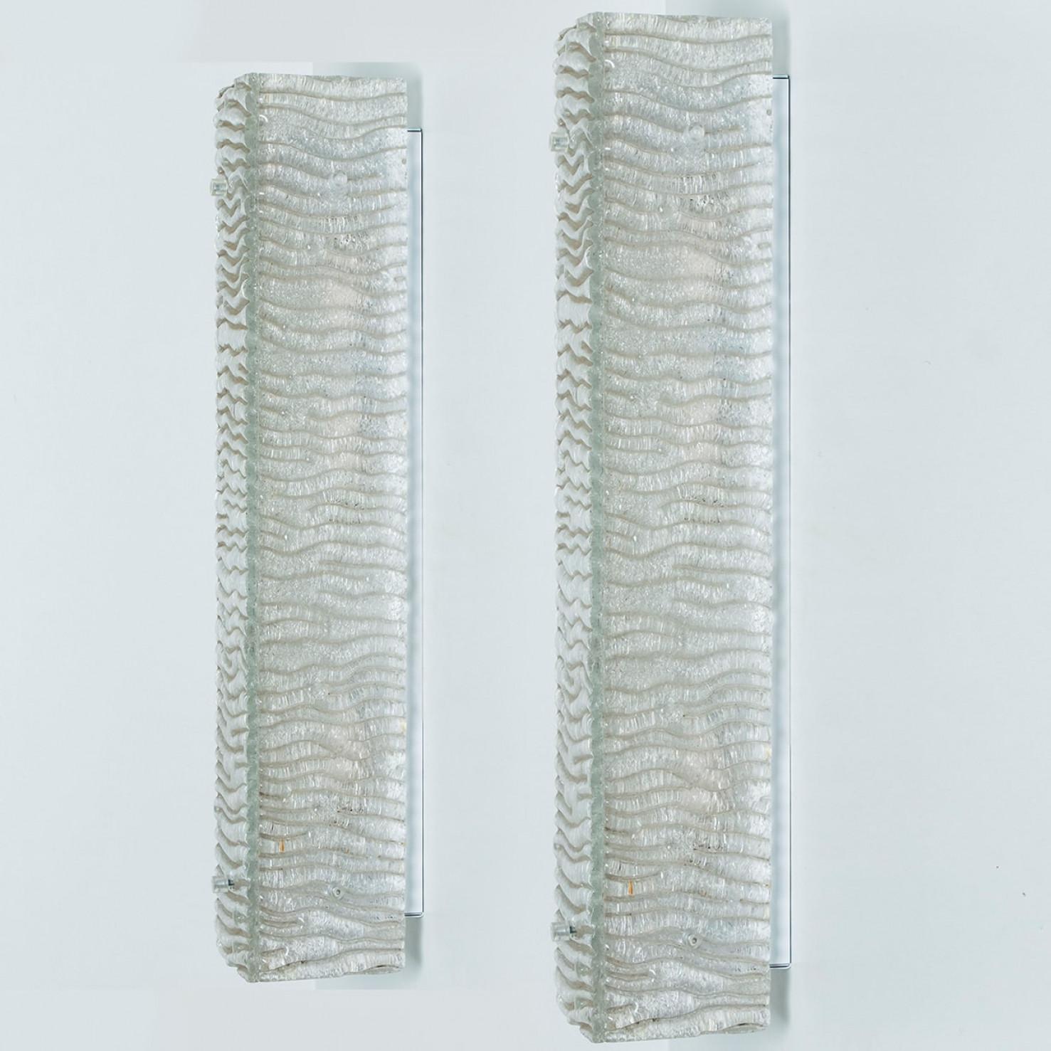 Plusieurs lampes murales XL structurées en verre Kaiser et métal blanc Bon état - En vente à Rijssen, NL