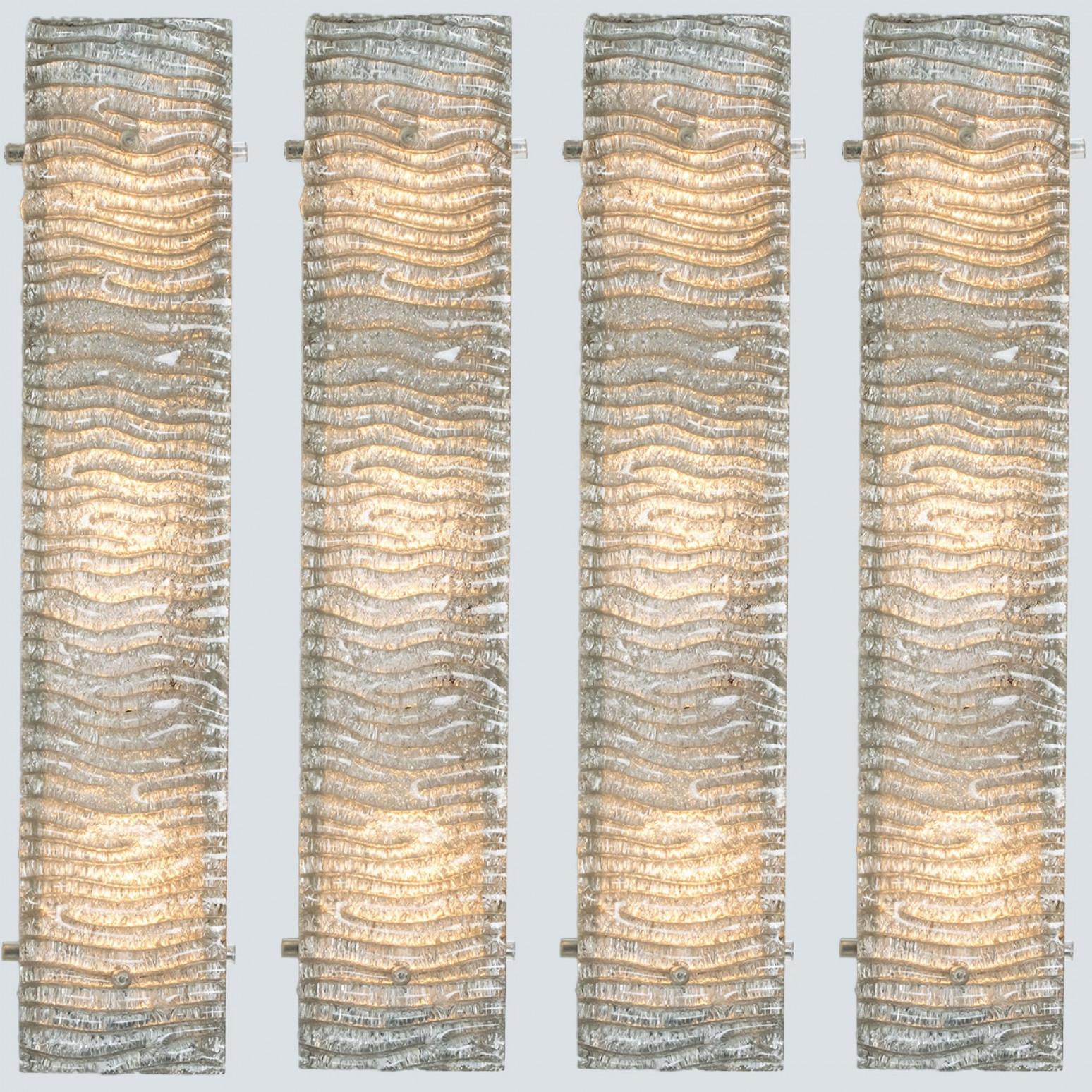 Metà XX secolo Diverse lampade da parete XL strutturate in vetro Kaiser e metallo bianco in vendita
