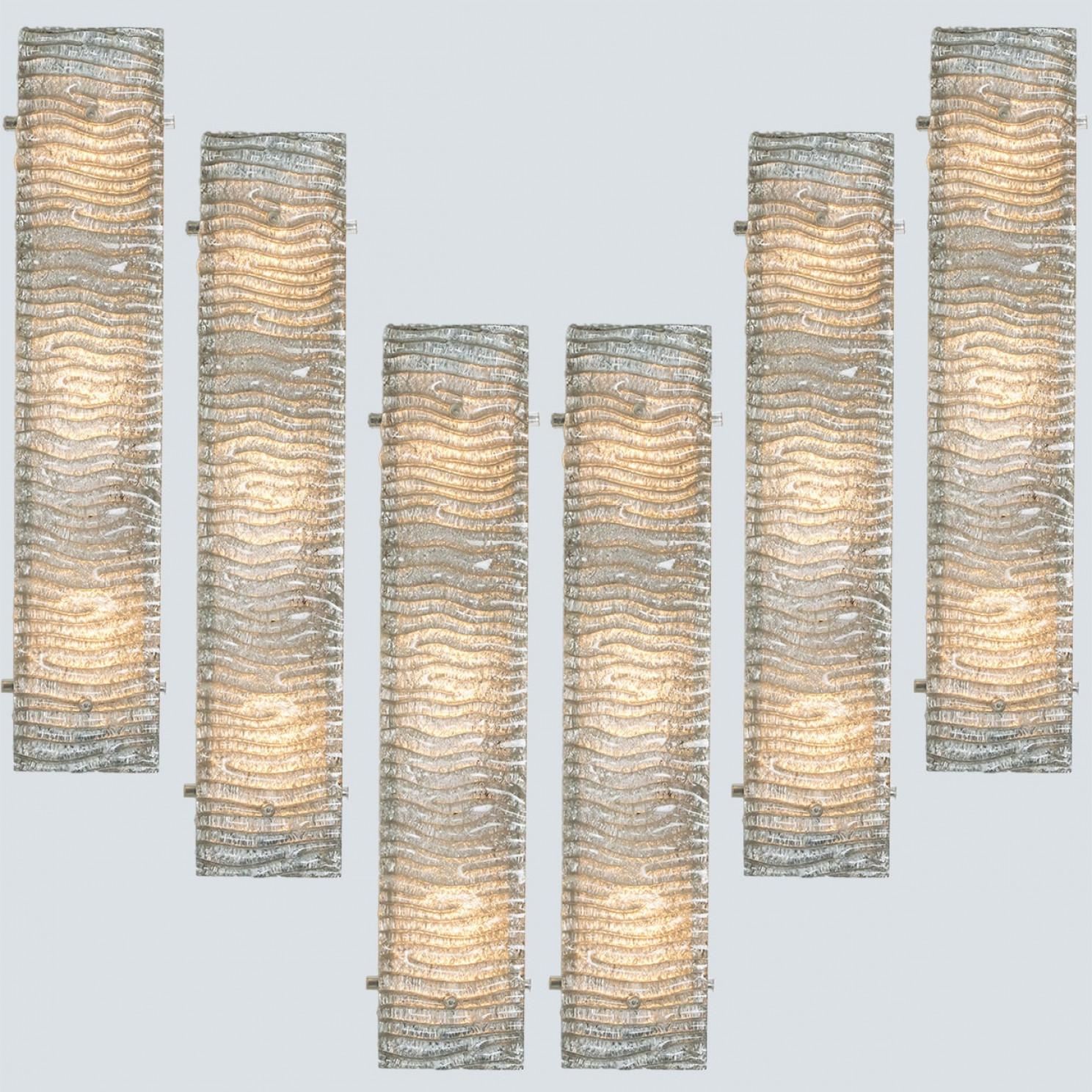 Mehrere XL-Wandleuchten aus strukturiertem Kaiser-Glas und weißem Metall (Messing) im Angebot