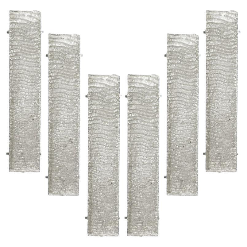 Mehrere XL-Wandleuchten aus strukturiertem Kaiser-Glas und weißem Metall