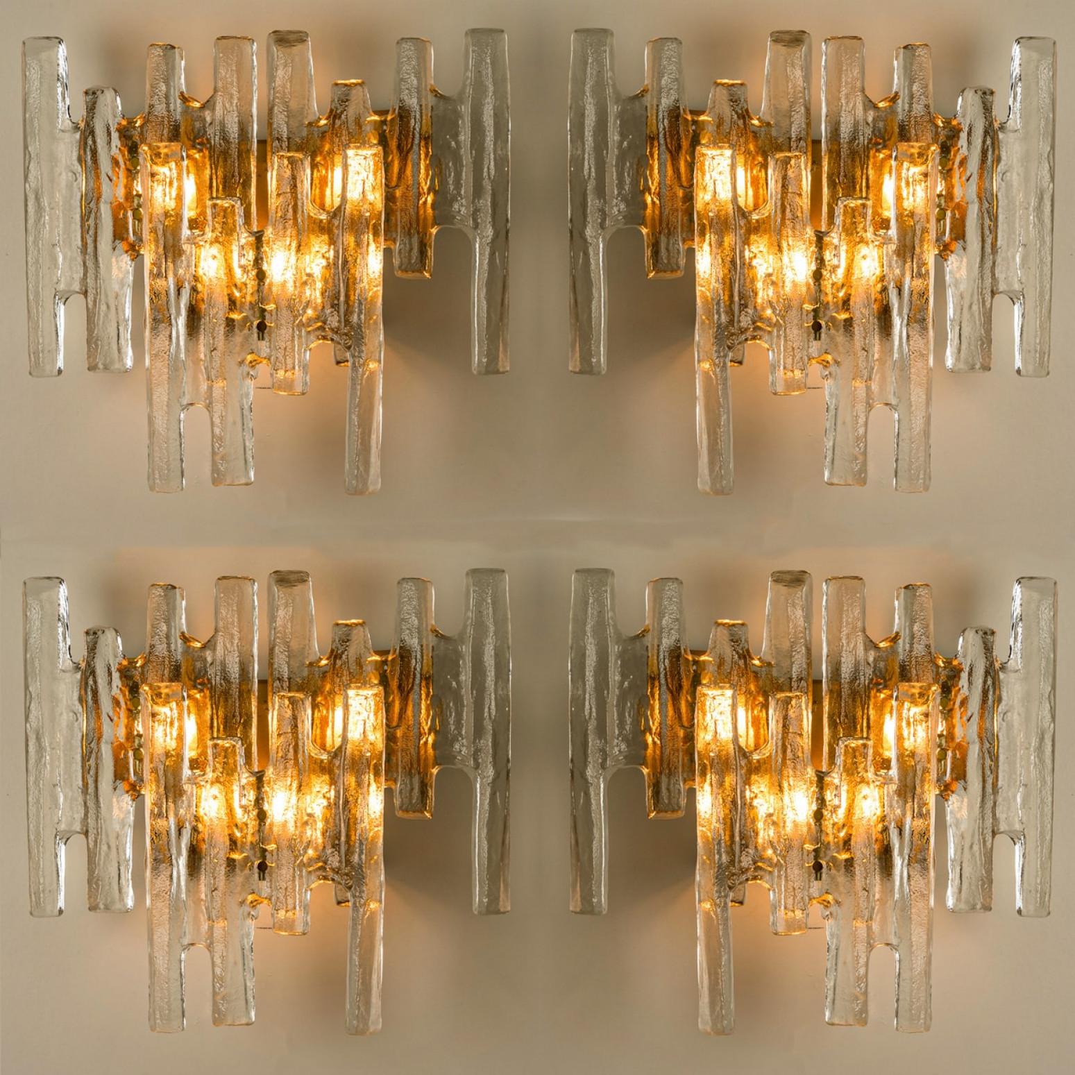 Altro Diverse lampade da parete XL in vetro ghiaccio testurizzato di Kalmar, anni '60 in vendita
