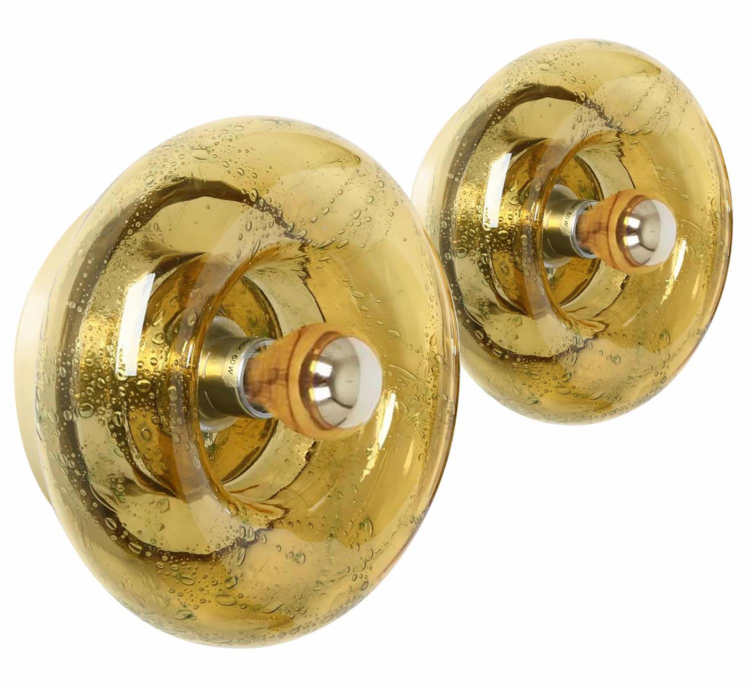 Schöne Donutglas-Wandleuchte von Doria Leuchten, Deutschland 1970er Jahre. Das gelbe Glas ist auf einer Rückwand aus Messing montiert.

Kann als Wandleuchte oder zur Unterputzmontage verwendet werden.

Bitte beachten Sie, dass der Preis für ein Paar