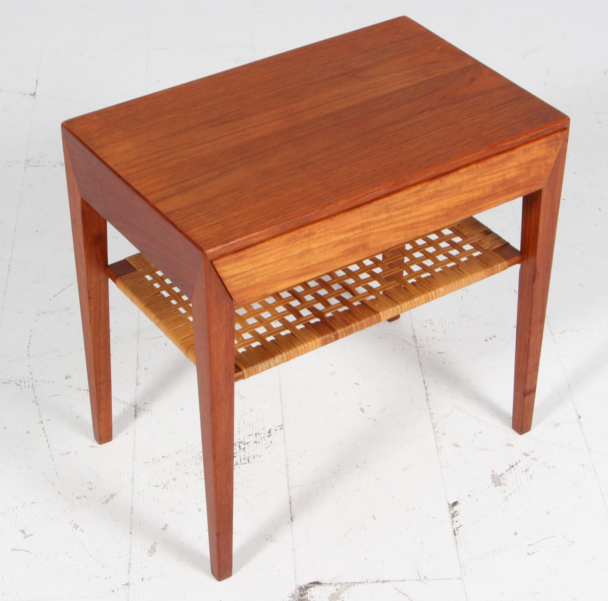Rare freestanding bedside table designed by Severin Hansen. Produced by Haslev Møbelsnedkeri in Denmark.

