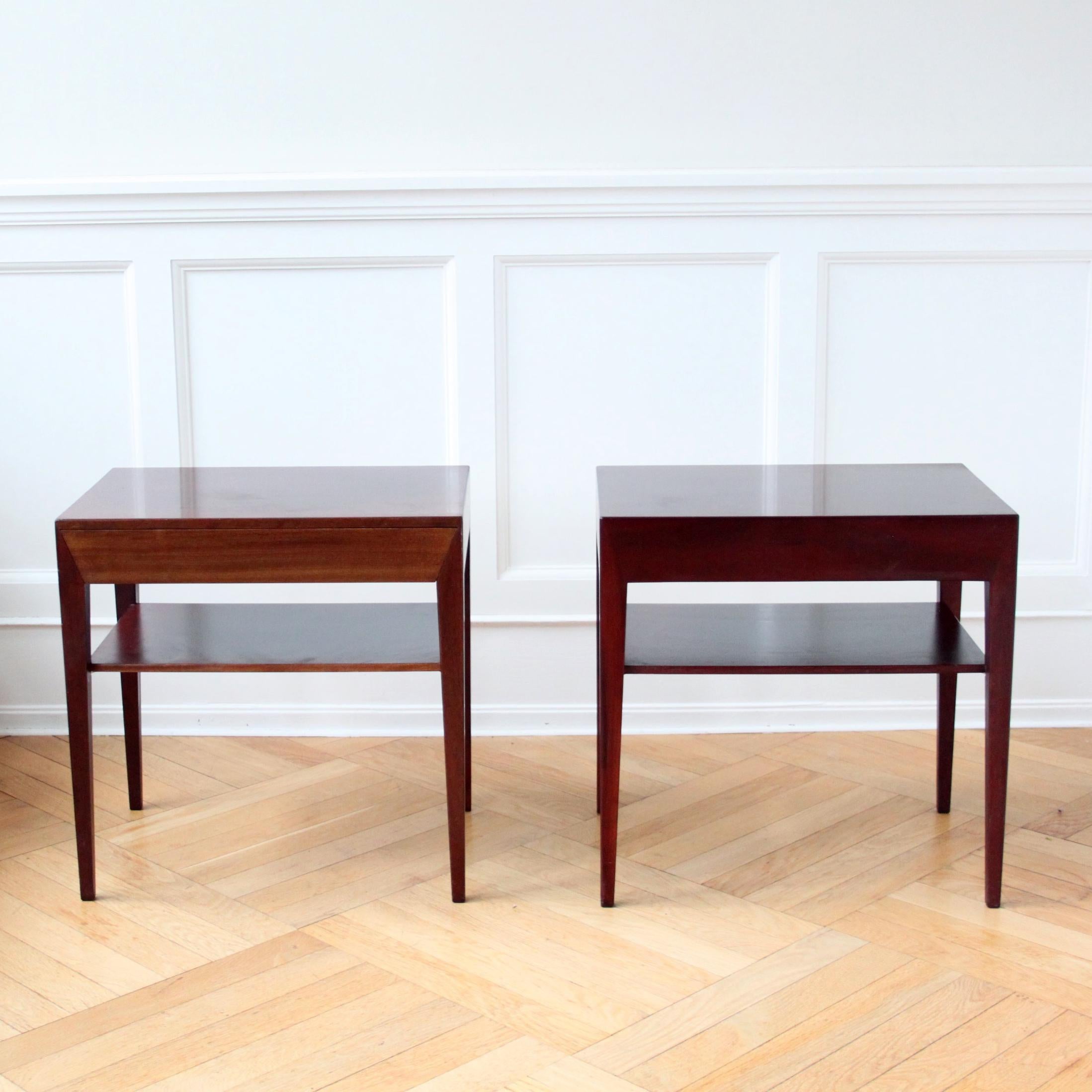 SEVERIN HANSEN & HASLEV MØBELSNEDKERI   -   
SCANDINAVIAN MODERN DESIGN

A beautiful pair of bedside tables in mahogany by designer Severin Hansen and cabinetmaker Haslev Møbelsnedkeri, Denmark circa 1950s.
The pair of tables have his trademark with