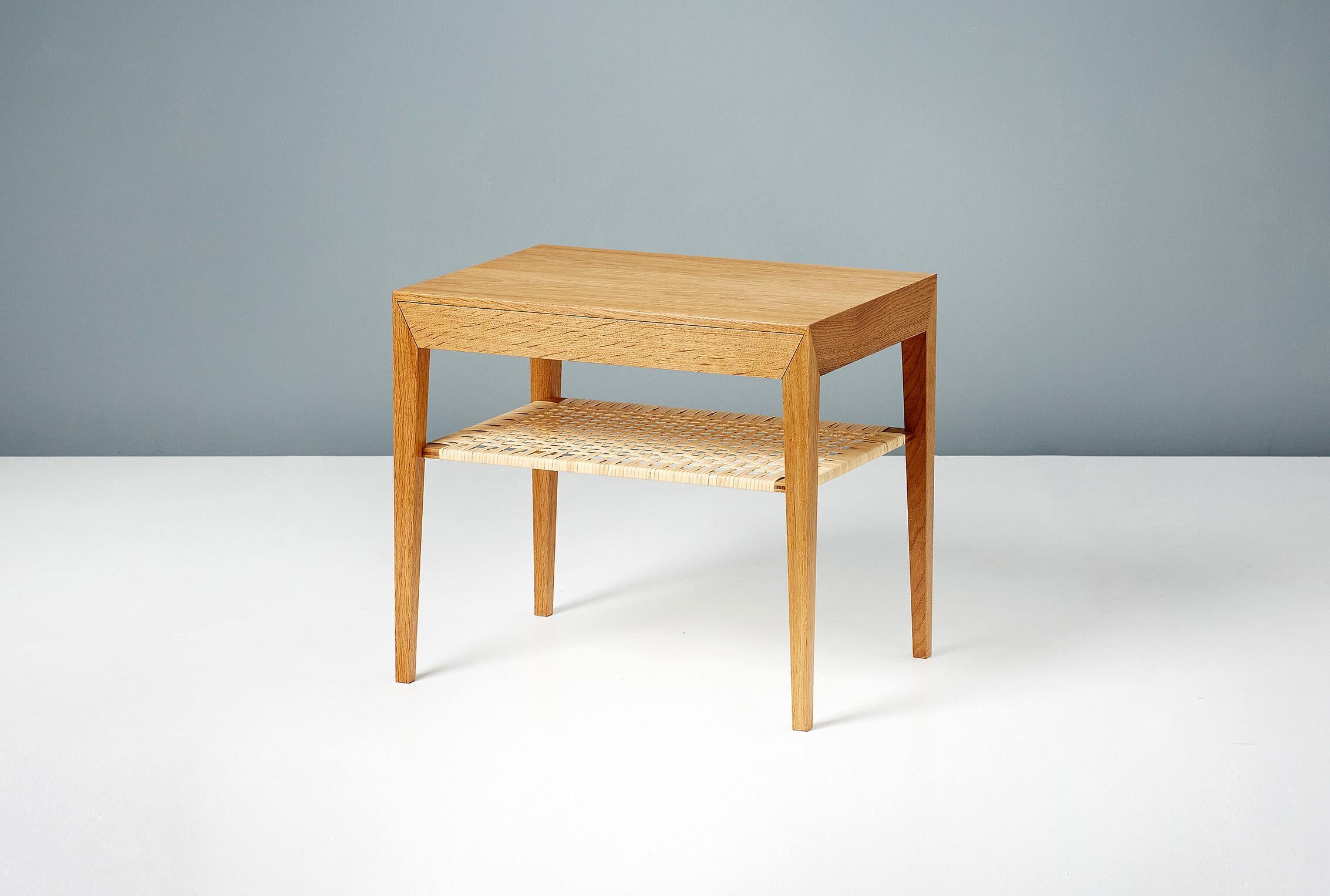 Ce design classique du maître danois Severin Hansen est l'une des plus belles tables de nuit de la période The Modern Scandinavian. Le modèle 35 a été conçu et produit pour la première fois en 1958 au Danemark par Haslev Mobelsnedkeri. Il est
