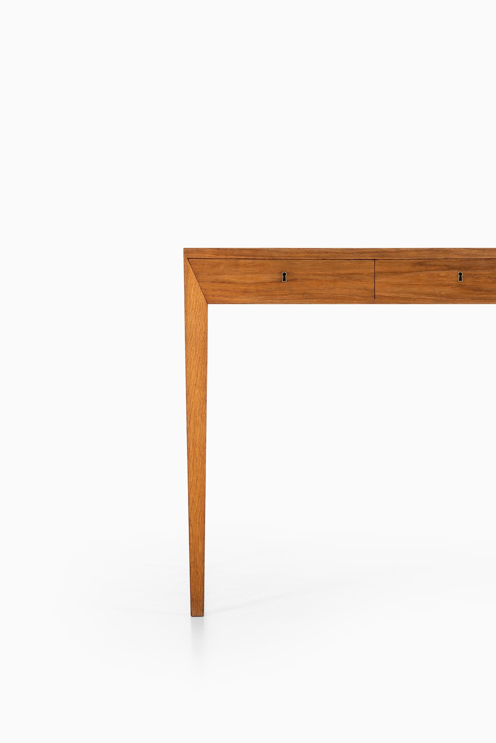Rare freestanding desk designed by Severin Hansen. Produced by Haslev Møbelsnedkeri in Denmark.