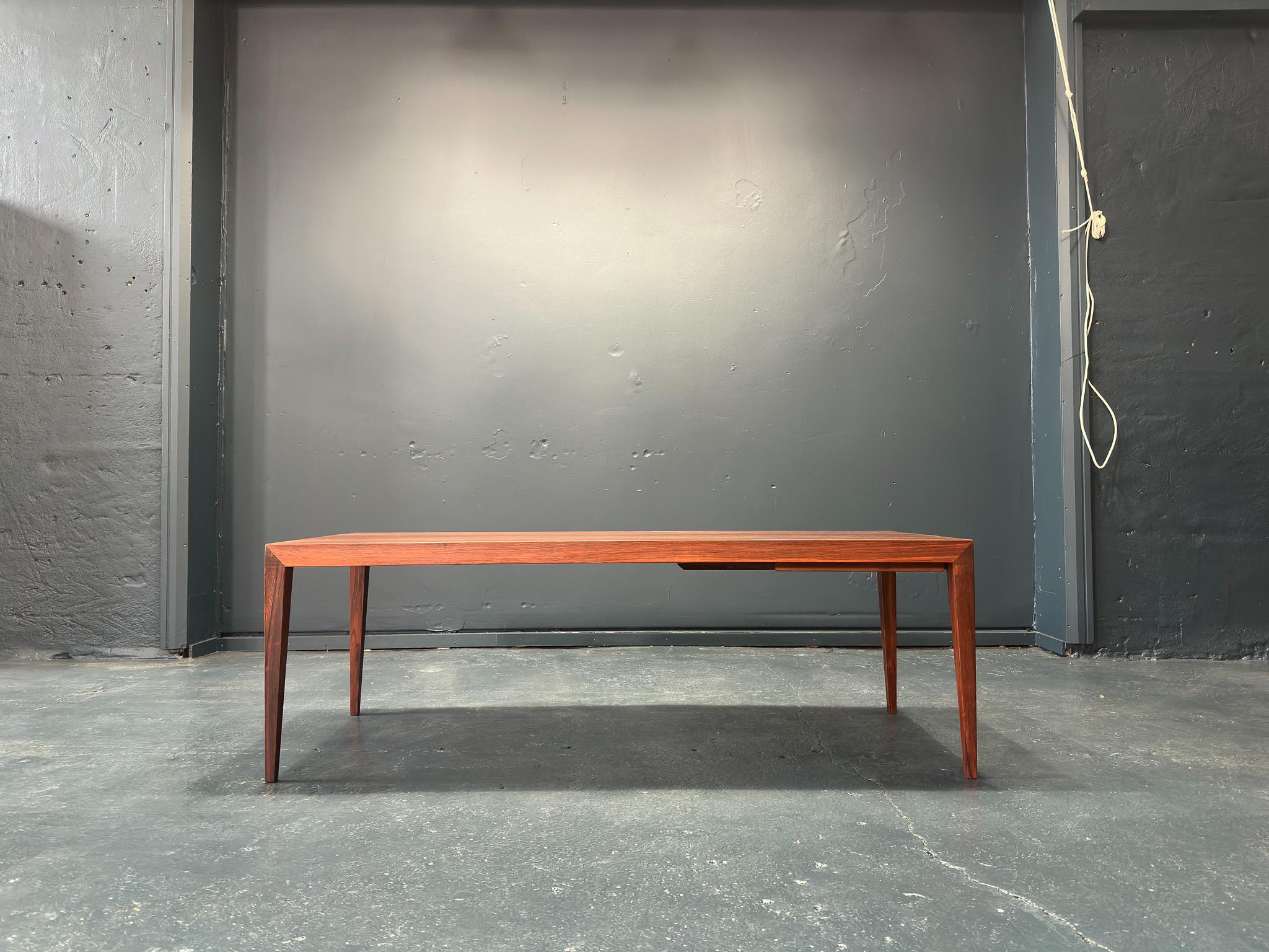 Ce site  a été conçue par Severin Hansen dans les années 1960 pour le fabricant Haslev Møbelsnedkeri. Fidèle au style de design de Hansen, cette pièce présente une silhouette anguleuse et des pieds fuselés avec une menuiserie magnifiquement