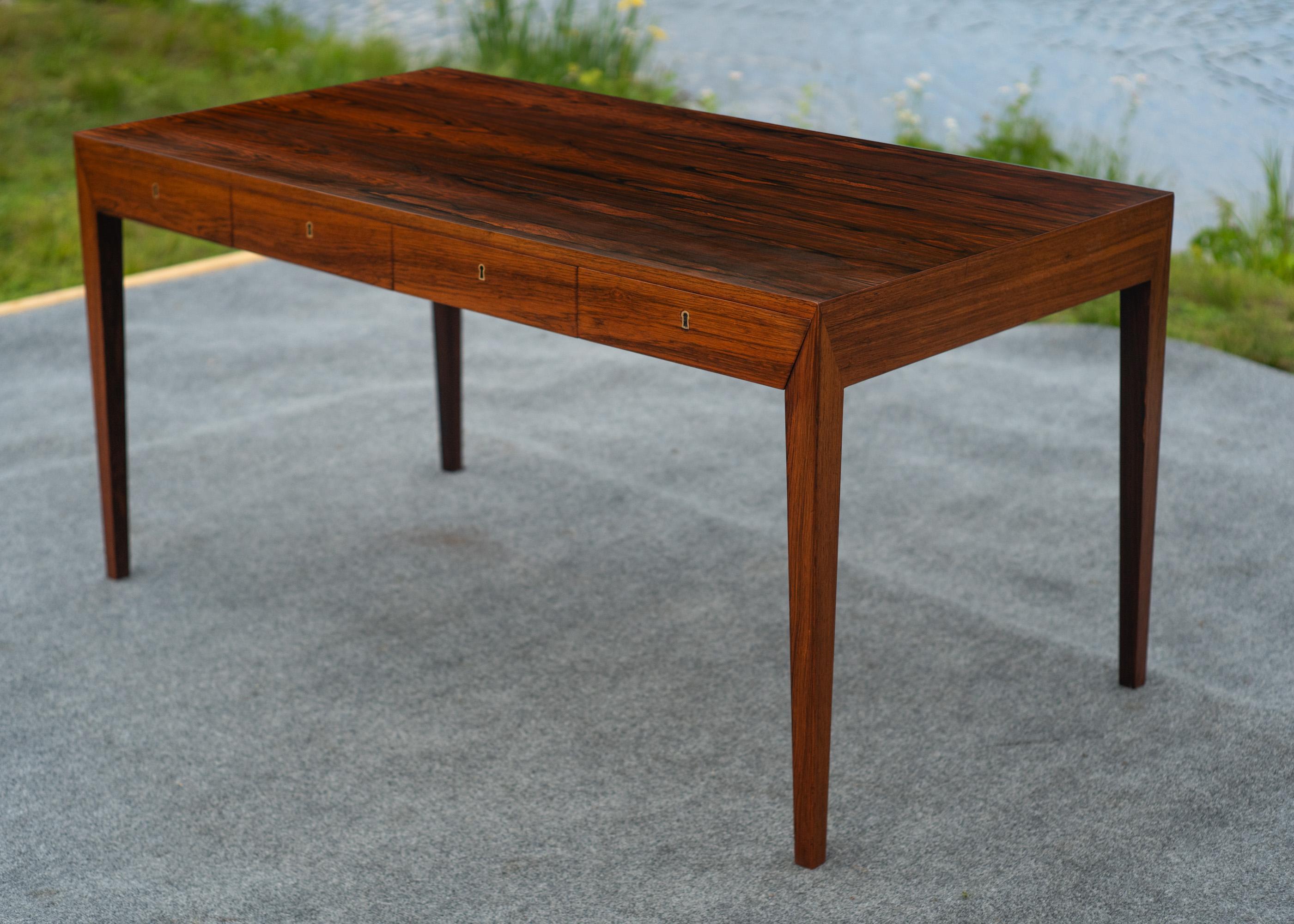 Severin Hansen für Haslevs Møbelfabrik Palisander-Schreibtisch mit 4 Schubladen, skandinavisch 1960er Jahre (Messing) im Angebot