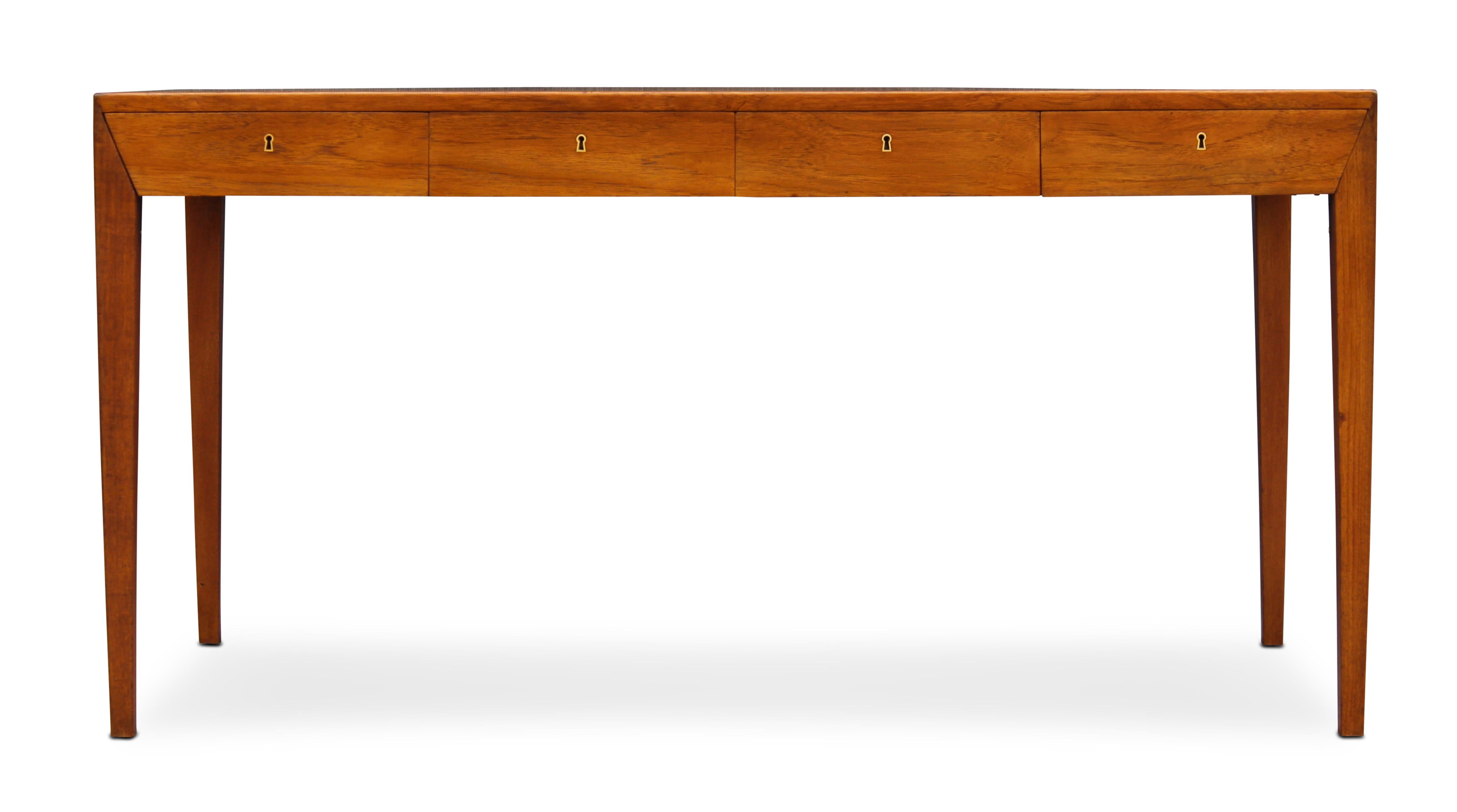 Dieser Schreibtisch wurde in den frühen 1960er Jahren vom dänischen Designer Severin Hansen entworfen und von der Haslevs Møbelfabrik hergestellt. Diese Fabrik ist allgemein für ihre großartige Konstruktion bekannt, und dieser Schreibtisch ist nicht