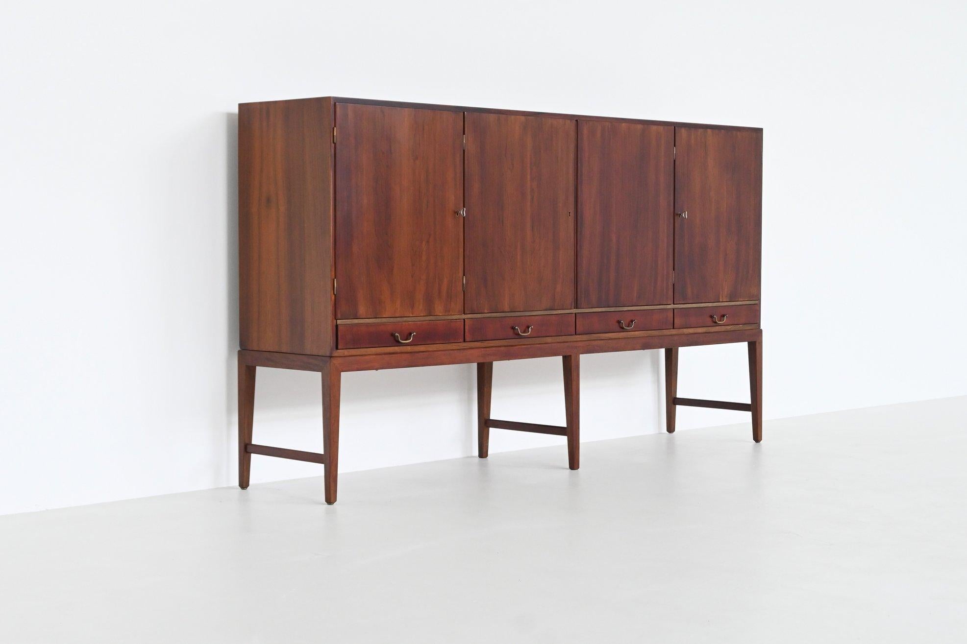 Fantastique panneau haut en bois de rose conçu par Severin Hansen et fabriqué par Haslev Møbelsnedkeri, Danemark, 1960. Cette armoire élégante et très fonctionnelle illustre l'approche architecturale raffinée d'Hansen, avec des lignes épurées, des