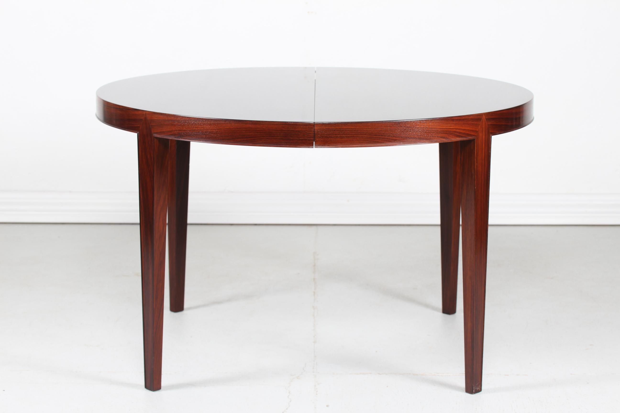 Severin Hansen Jr. for Haslev Møbler in Denmark. 
Round rosewood dining table with 2 extending extra leaves.

Measures: Diameter 117 cm
Max length 217 cm.