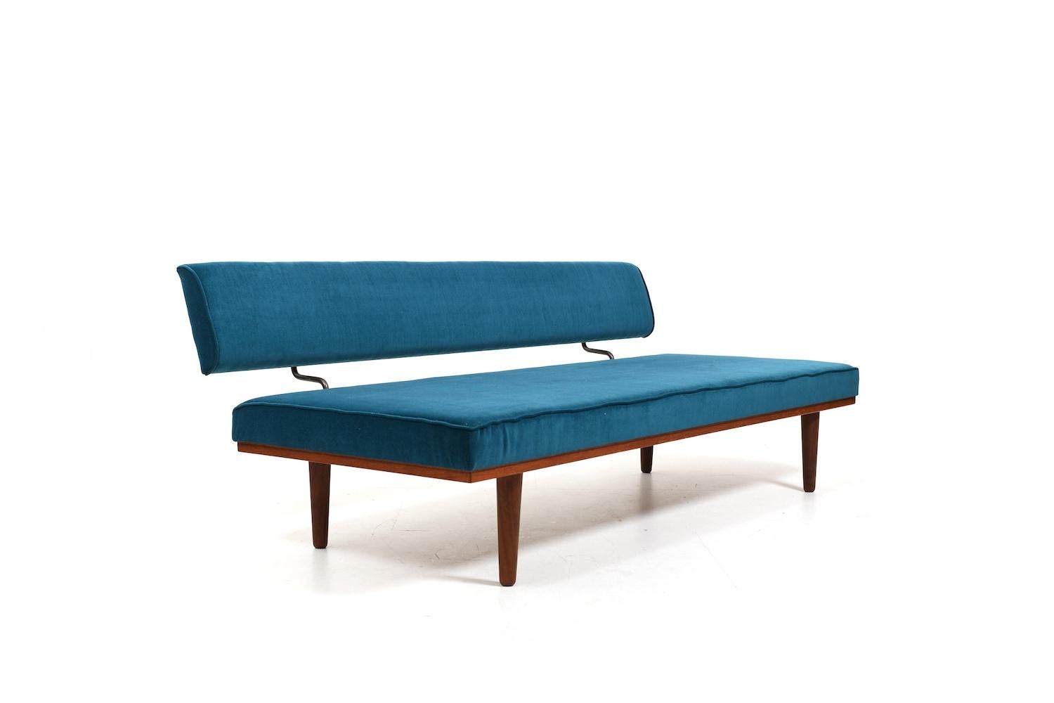 Daybed by Severin Hansen Jr. in teak. New upholstered with fine petrol colored velvet fabric. The backrest can be adjusted as a seat and daybed.. Model SH7, designed in 1957. Produced late 50s. Haslev Møbelsnedkeri Denmark.
-
W. 190 cm / D. 72 cm -