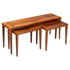 Severin Hansen, set di 3 tavolini impilabili in palissandro, Haslev, Danimarca, 1960