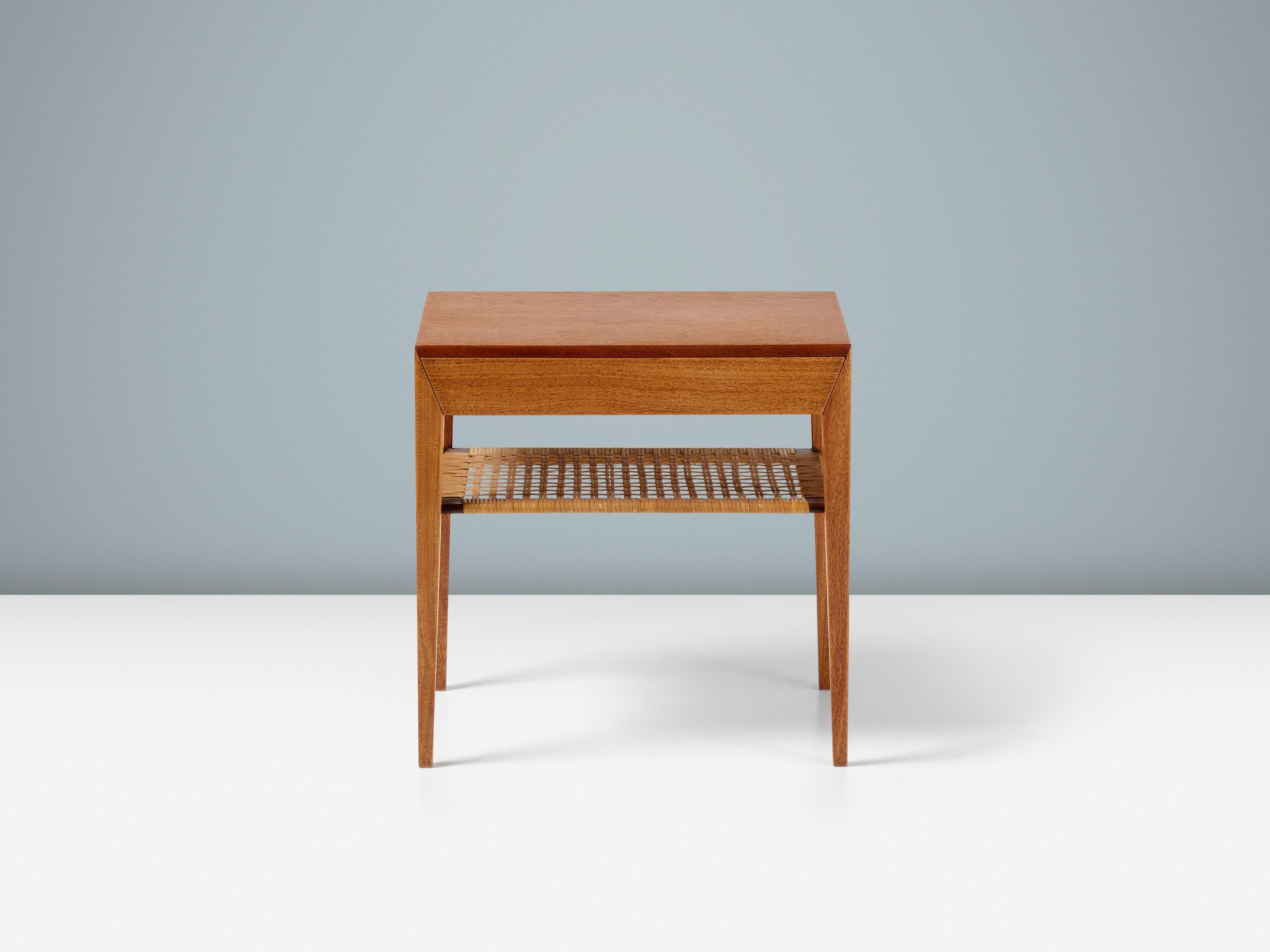 Severin Hansen - Comodino in mogano, anni '50 circa.

Iconico comodino del designer danese Severin Hansen con un unico cassetto sottile rivestito in acero e un originale ripiano sottostante in canna di rattan intrecciata. Prodotto da Haslev