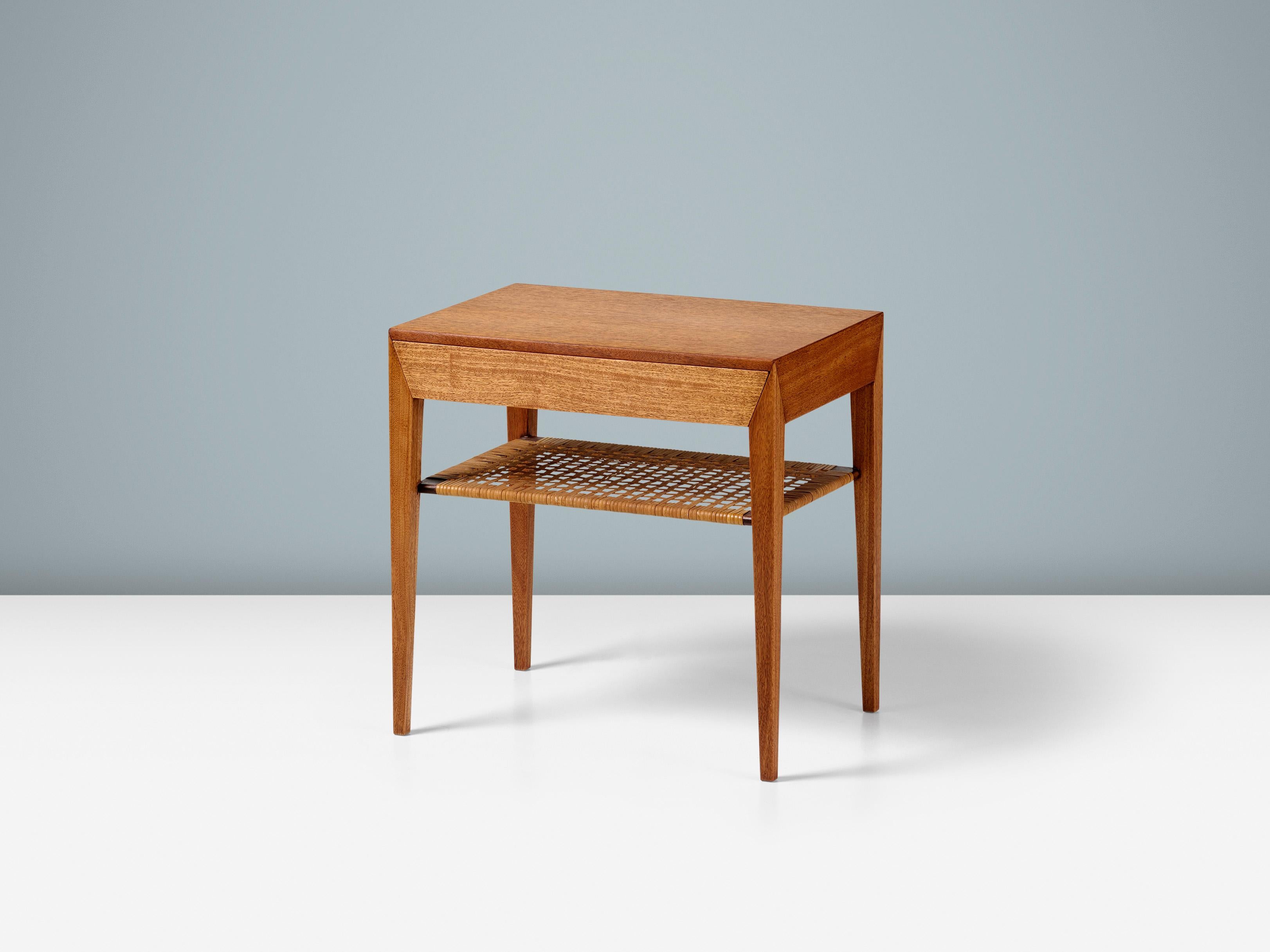 Scandinavo moderno Comodino in mogano di Severin Hansen con ripiano in canna del 1950 ca. in vendita