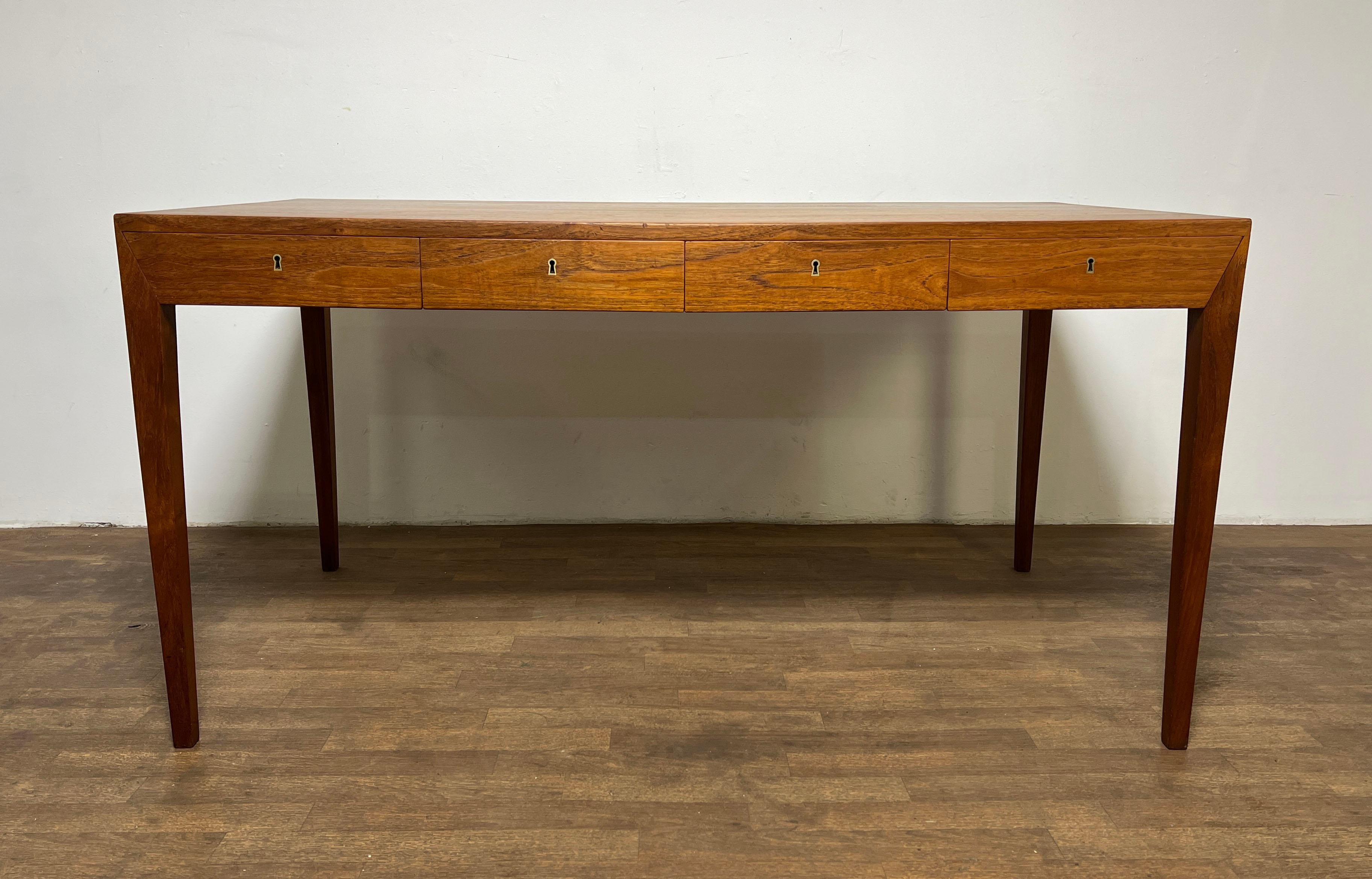Ein Schreibtisch aus Teakholz, Modell 36, entworfen von Severin Hansen für Haslev Mobelsnedkeri, ca. Ende der 1950er Jahre. Hansens Möbeldesigns sind unverkennbar an ihren schlanken Profilen mit auf Gehrung geschnittenen Ecken und zart verjüngten