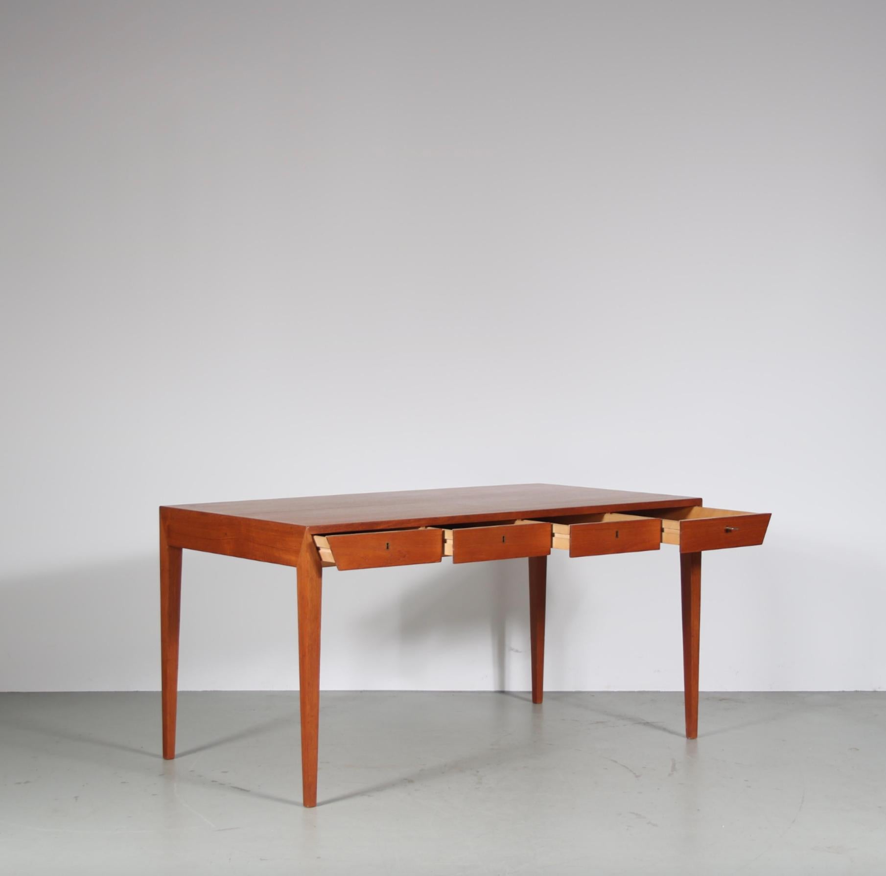 Severin Hansen Modell 36 Teakholz-Schreibtisch mit vier Schubladen für Haslev, Dänemark, 1960er Jahre. Jede Schublade ist leichtgängig und kann mit einem messingfarbenen Schlüssel abgeschlossen werden. Durch die klaren Linien, die auf Gehrung