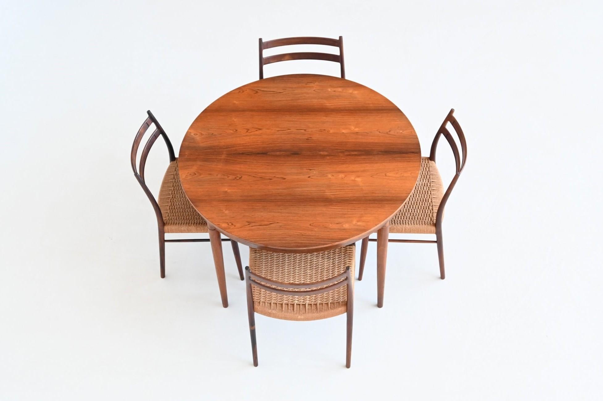 Stunning extendable dining table model 71 designed by Severin Hansen for Haslev Møbelsnedkeri and manufactured by Bovenkamp, Denmark 1960. This table is 117 cm round and is extendable up to a length of 217 cm by using two extension leaves. This